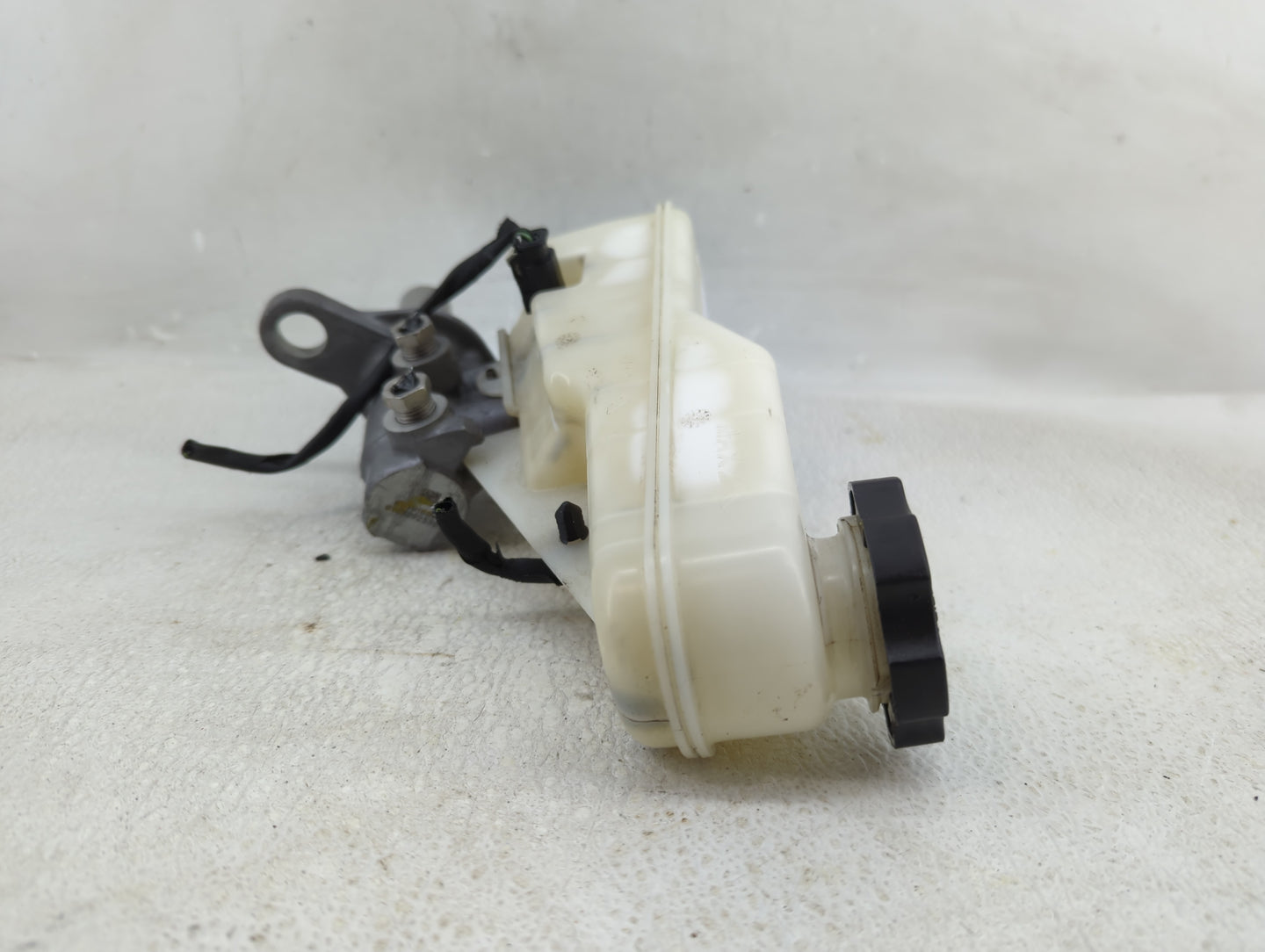 2016-2021 Chevrolet Malibu Brake Master Cylinder - Oemusedautoparts1.com