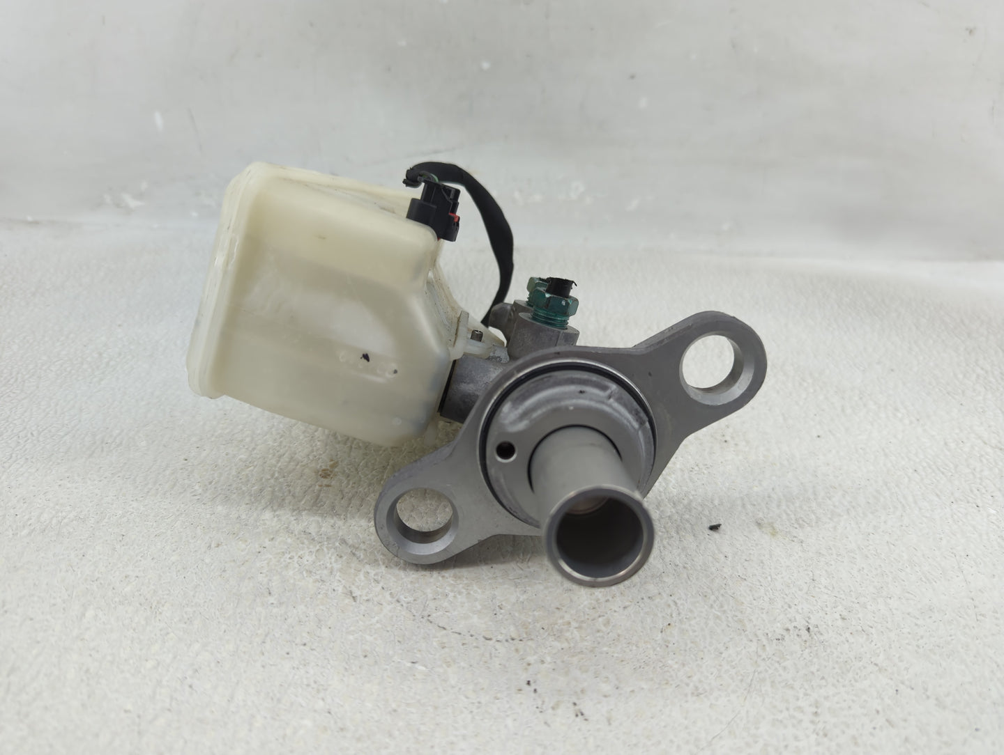 2016-2021 Chevrolet Malibu Brake Master Cylinder - Oemusedautoparts1.com