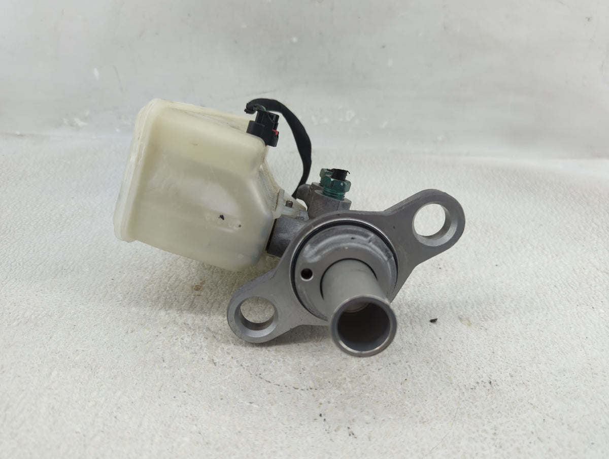 2016-2021 Chevrolet Malibu Brake Master Cylinder 1290549 - Oemusedautoparts1.com