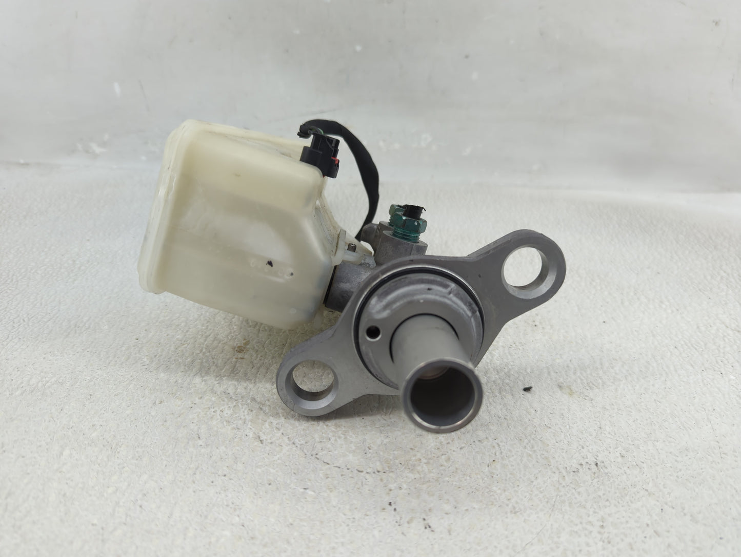 2016-2021 Chevrolet Malibu Brake Master Cylinder 1290549 - Oemusedautoparts1.com