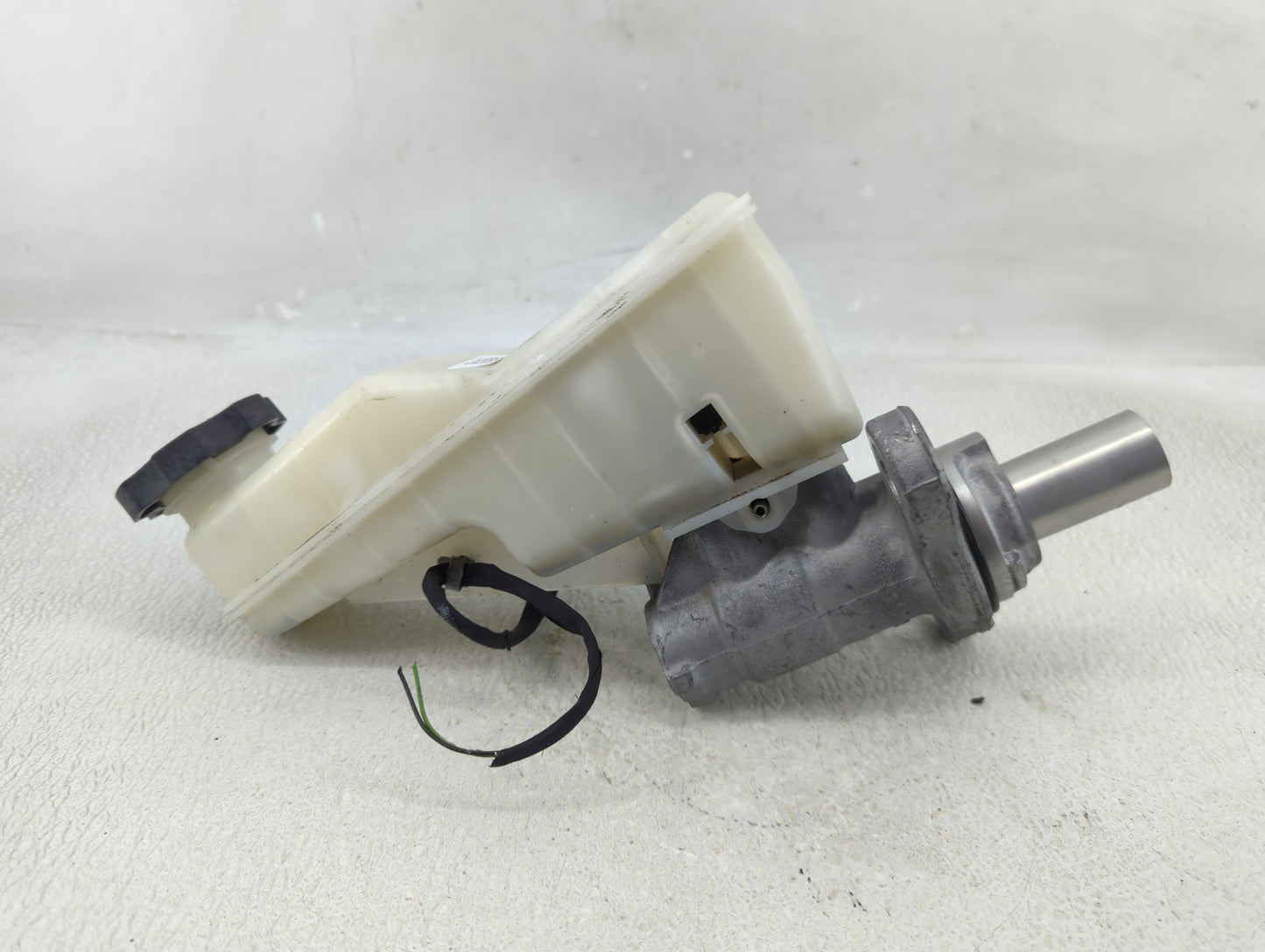 2016-2021 Chevrolet Malibu Brake Master Cylinder 1290549 - Oemusedautoparts1.com