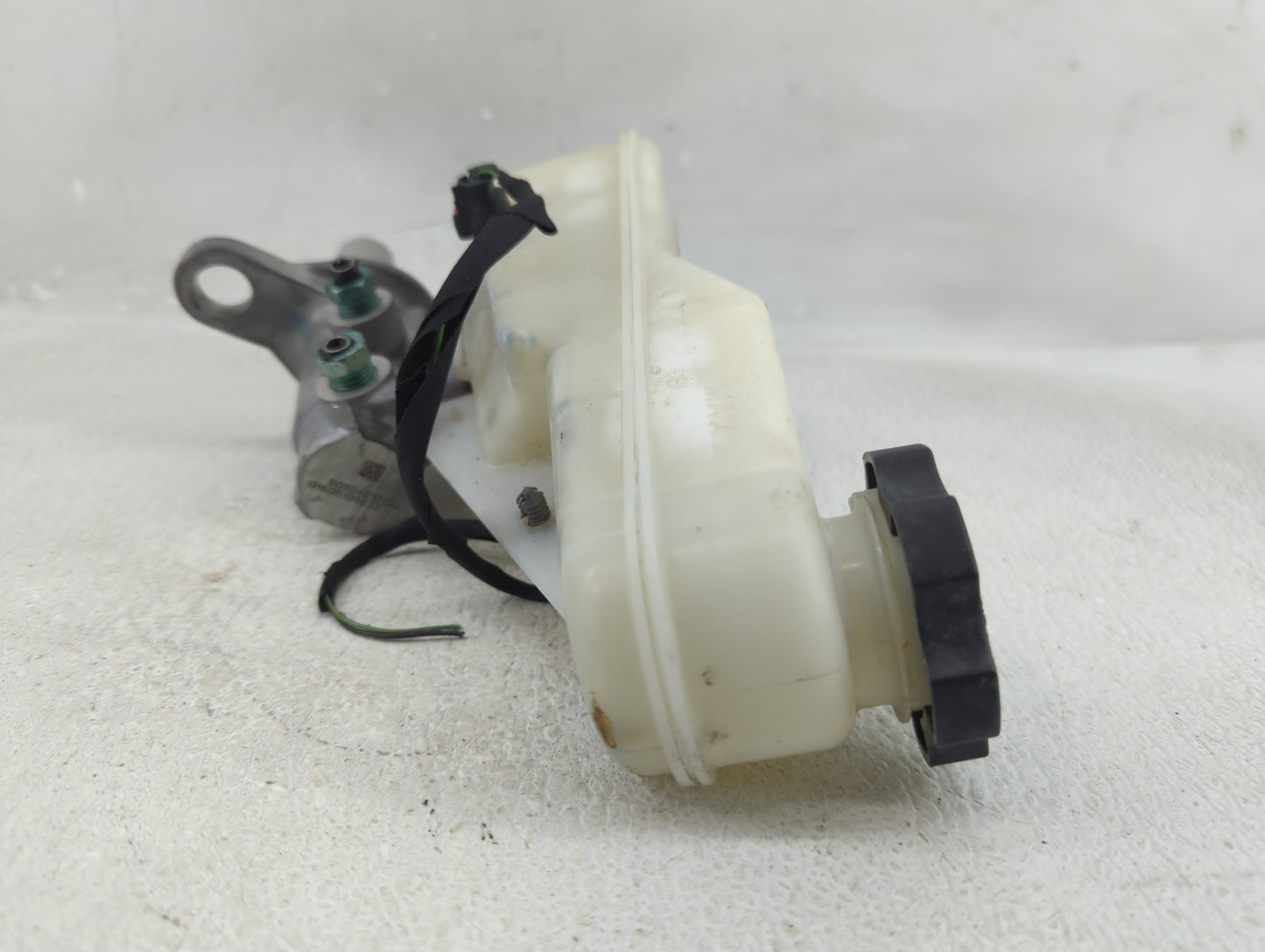 2016-2021 Chevrolet Malibu Brake Master Cylinder 1290549 - Oemusedautoparts1.com