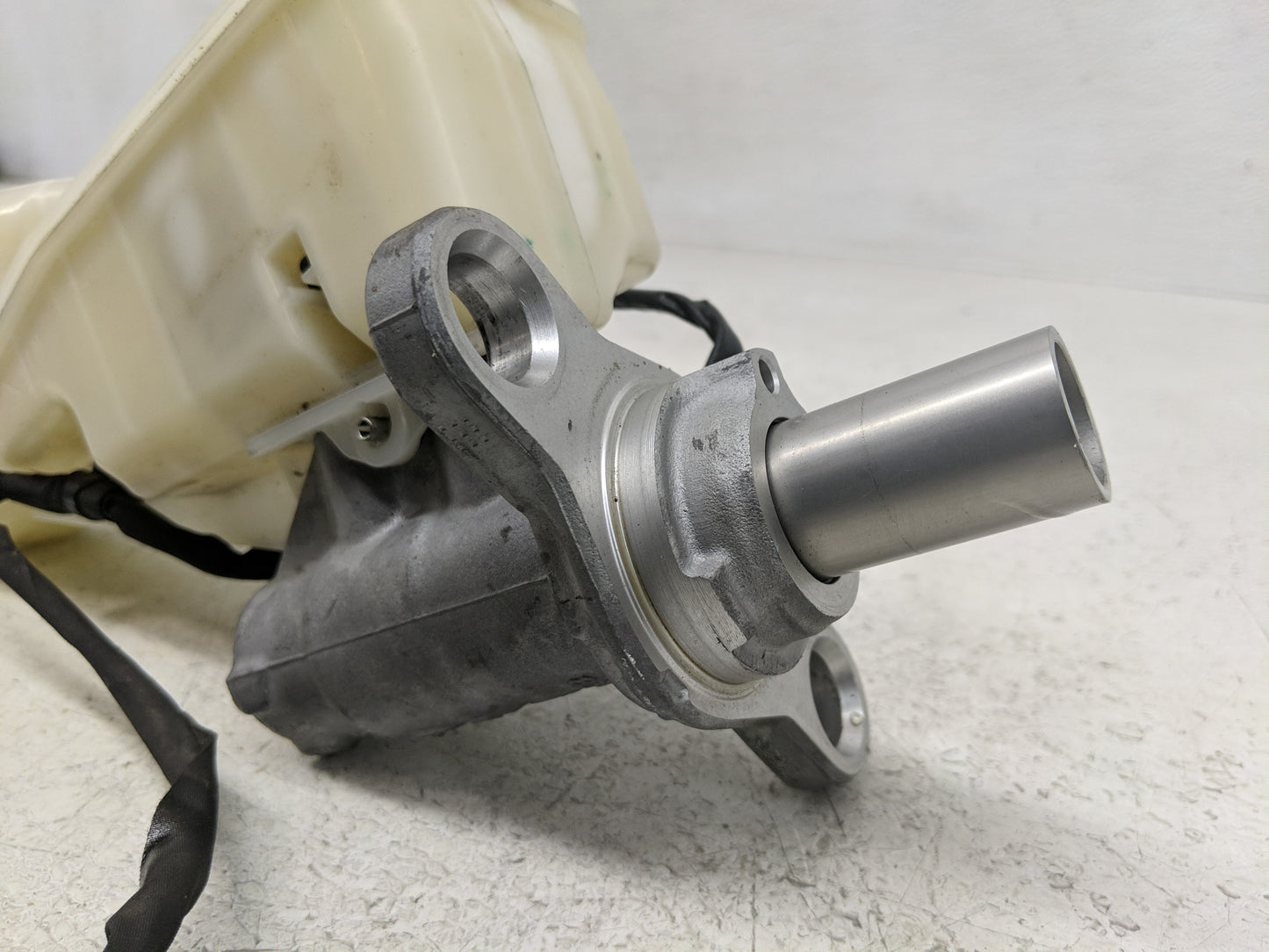 2016-2021 Chevrolet Malibu Brake Master Cylinder 1300893 - Oemusedautoparts1.com