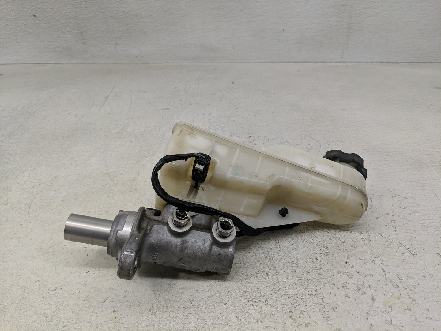 2016-2021 Chevrolet Malibu Brake Master Cylinder 1300893 - Oemusedautoparts1.com