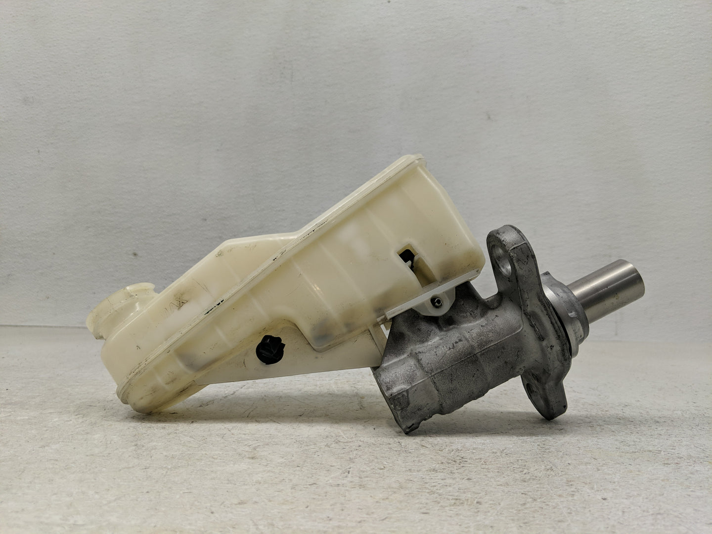 2016-2021 Chevrolet Malibu Brake Master Cylinder 1302314 - Oemusedautoparts1.com
