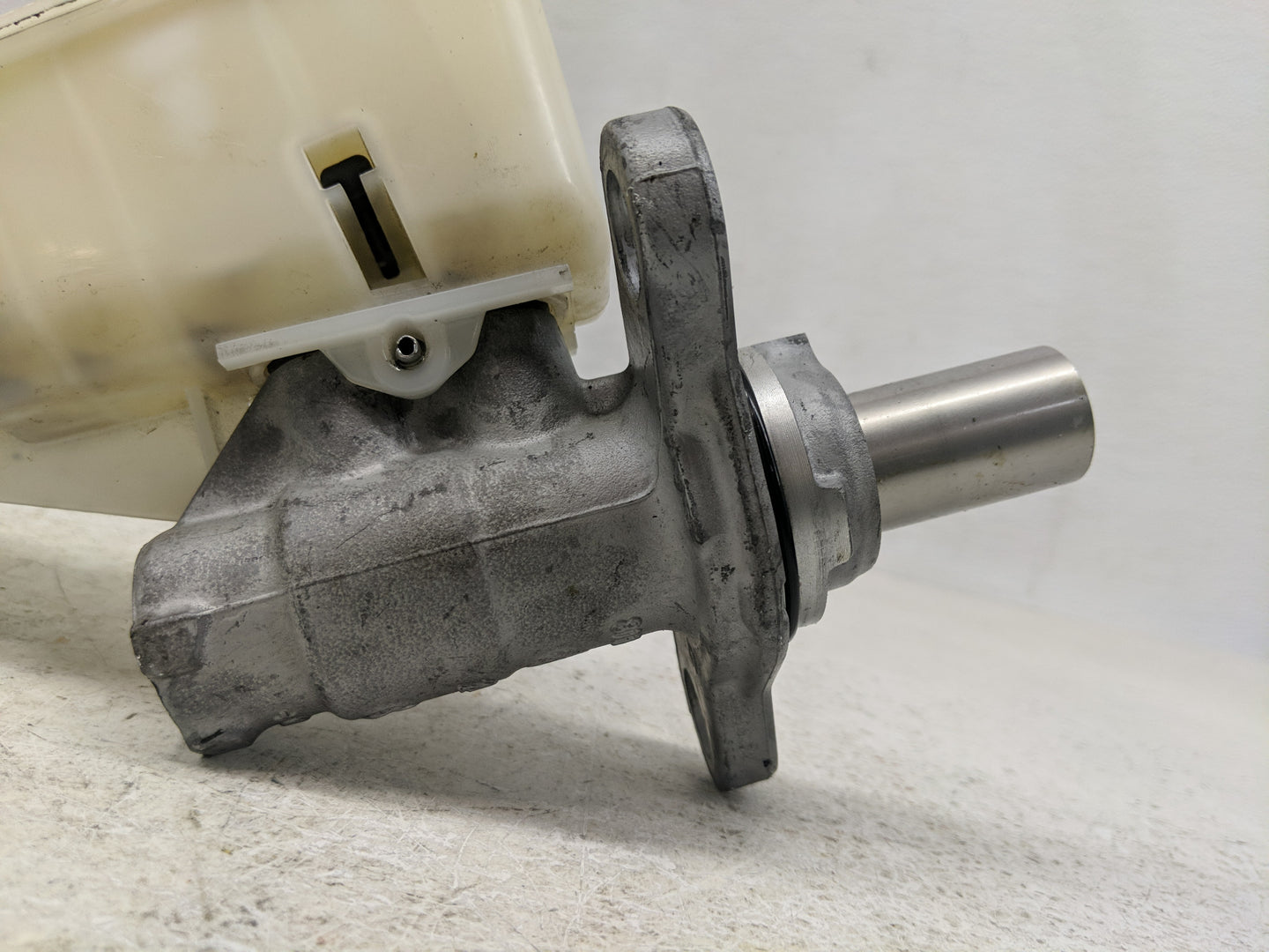 2016-2021 Chevrolet Malibu Brake Master Cylinder 1302314 - Oemusedautoparts1.com