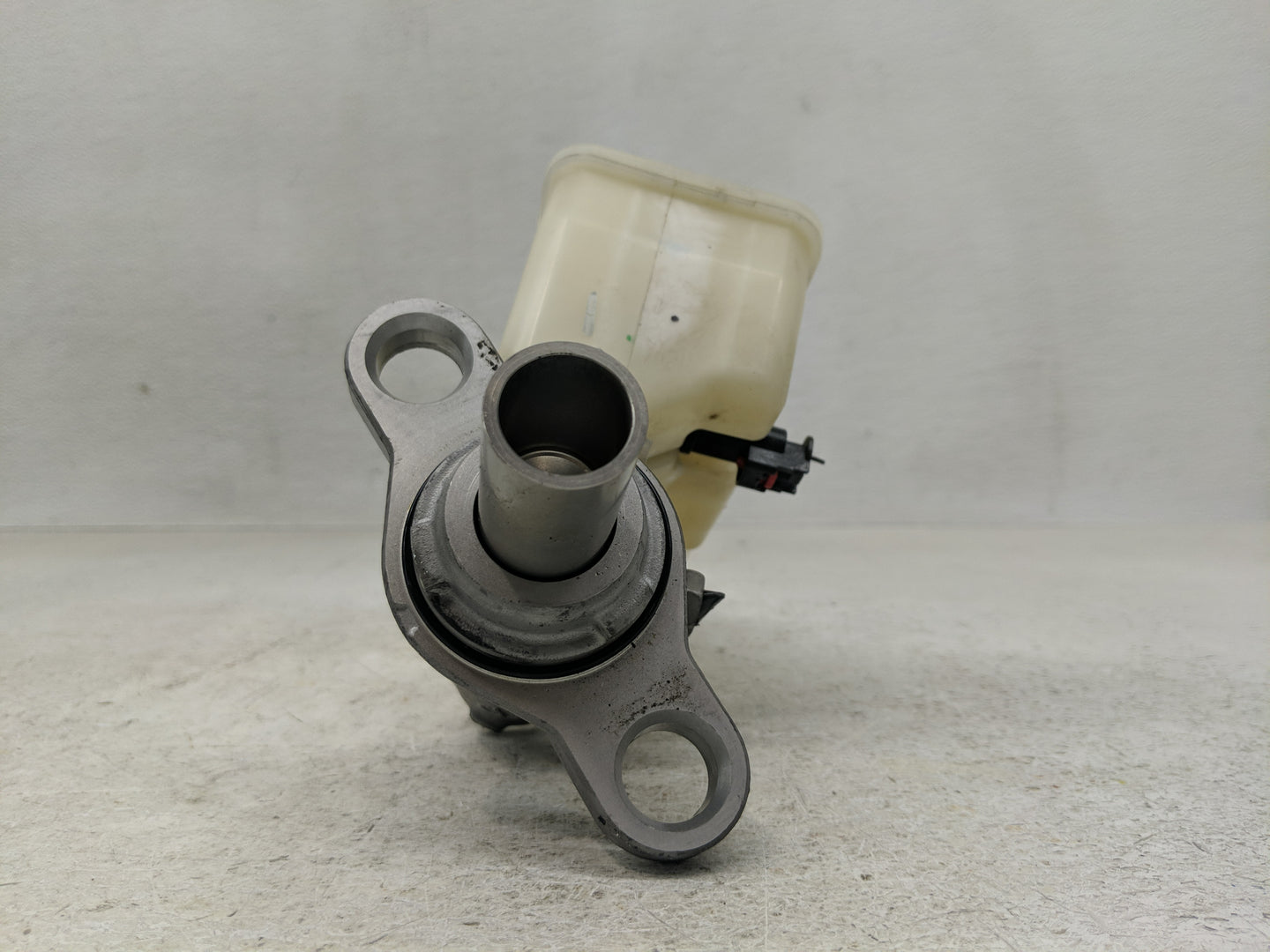2016-2021 Chevrolet Malibu Brake Master Cylinder 1302314 - Oemusedautoparts1.com