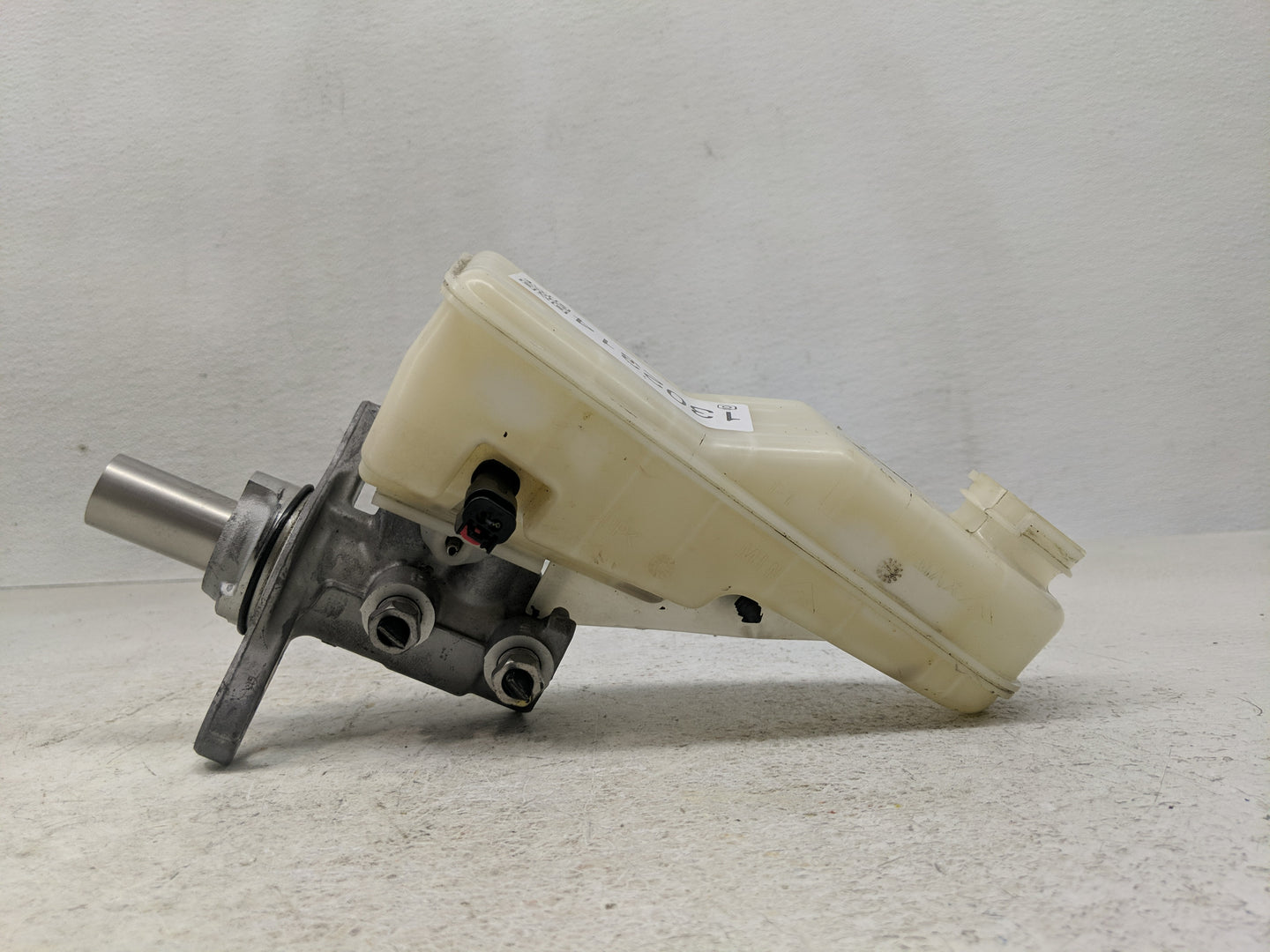 2016-2021 Chevrolet Malibu Brake Master Cylinder 1302314 - Oemusedautoparts1.com