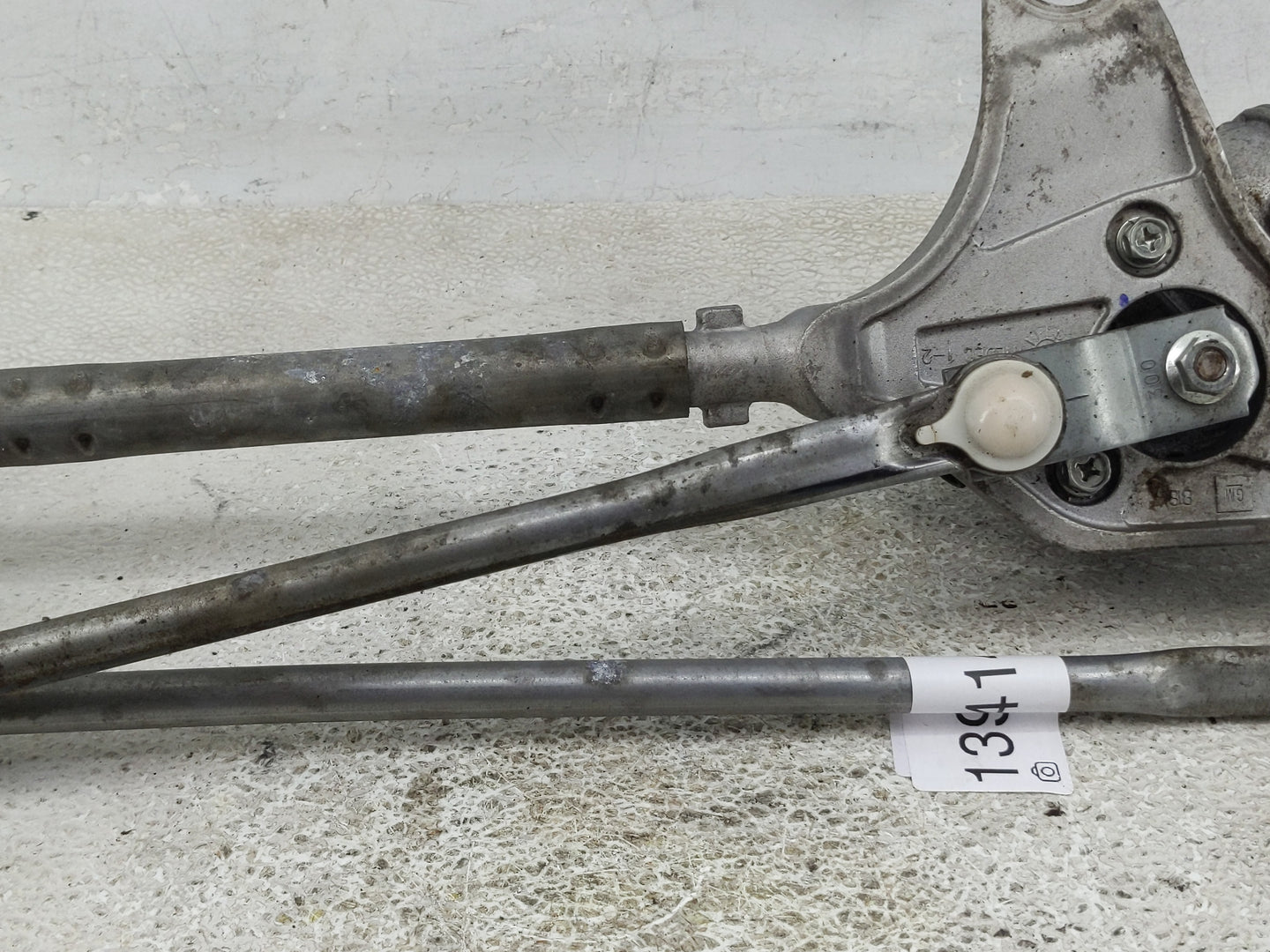 2016-2021 Chevrolet Malibu Front Windshield Wiper Motor P/N:23278042 Fits Fits 2016 2017 2018 2019 2020 2021 OEM Used Auto P