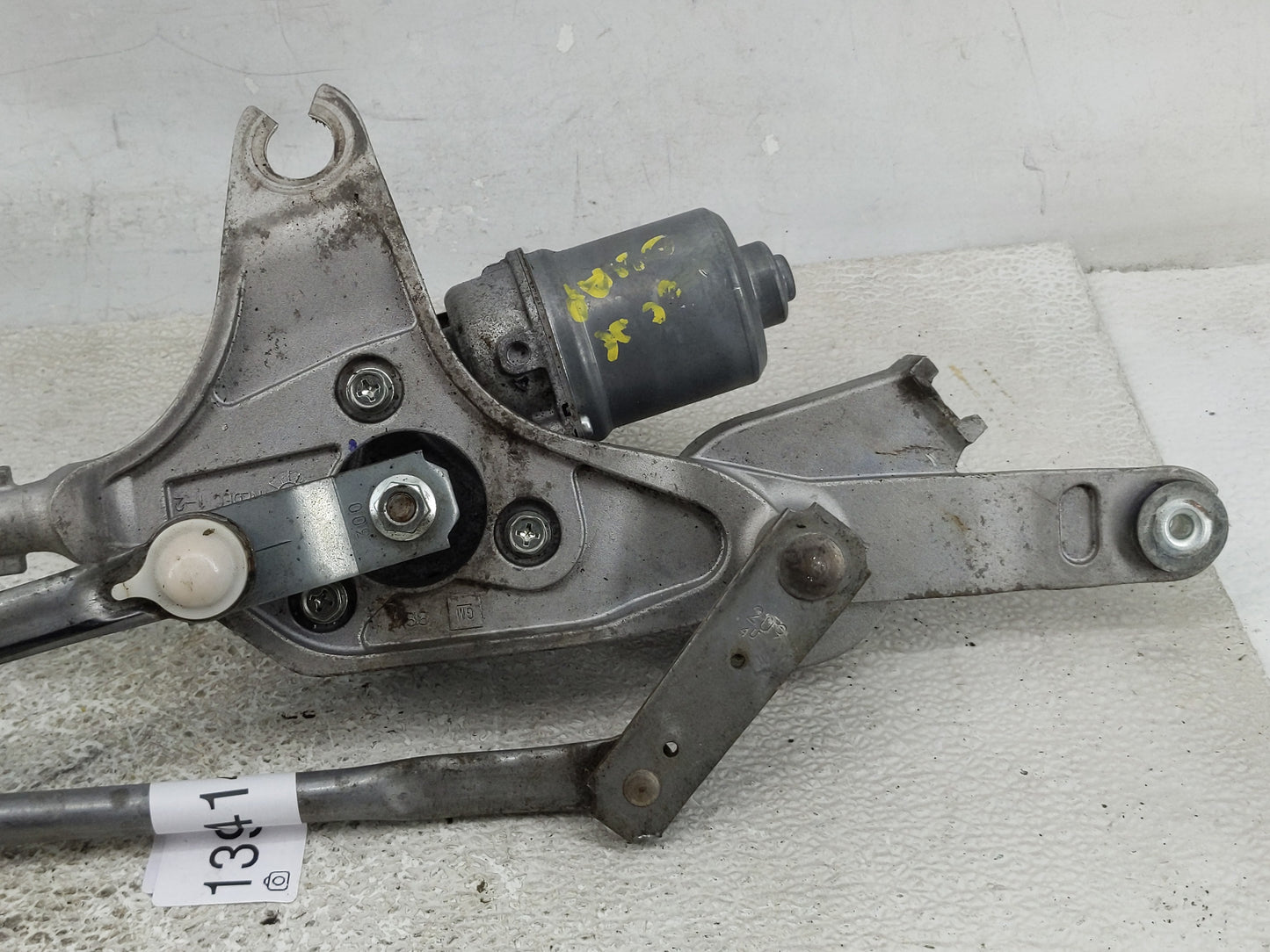 2016-2021 Chevrolet Malibu Front Windshield Wiper Motor P/N:23278042 Fits Fits 2016 2017 2018 2019 2020 2021 OEM Used Auto P
