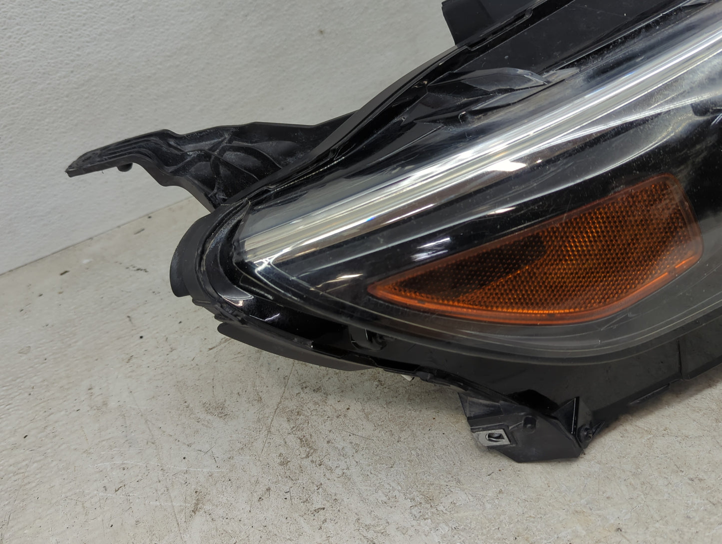 2016-2018 Chevrolet Malibu Driver Left Oem Head Light Headlight Lamp - Oemusedautoparts1.com