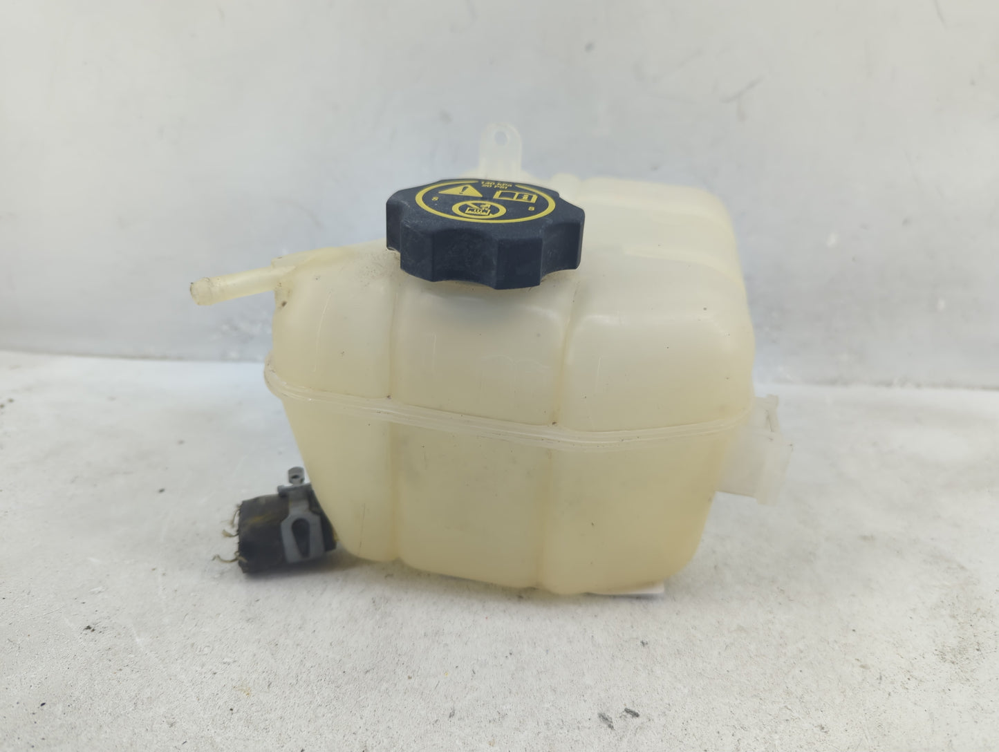 2013 Chevrolet Malibu Radiator Coolant Overflow Expansion Tank Bottle 1410259 - Oemusedautoparts1.com