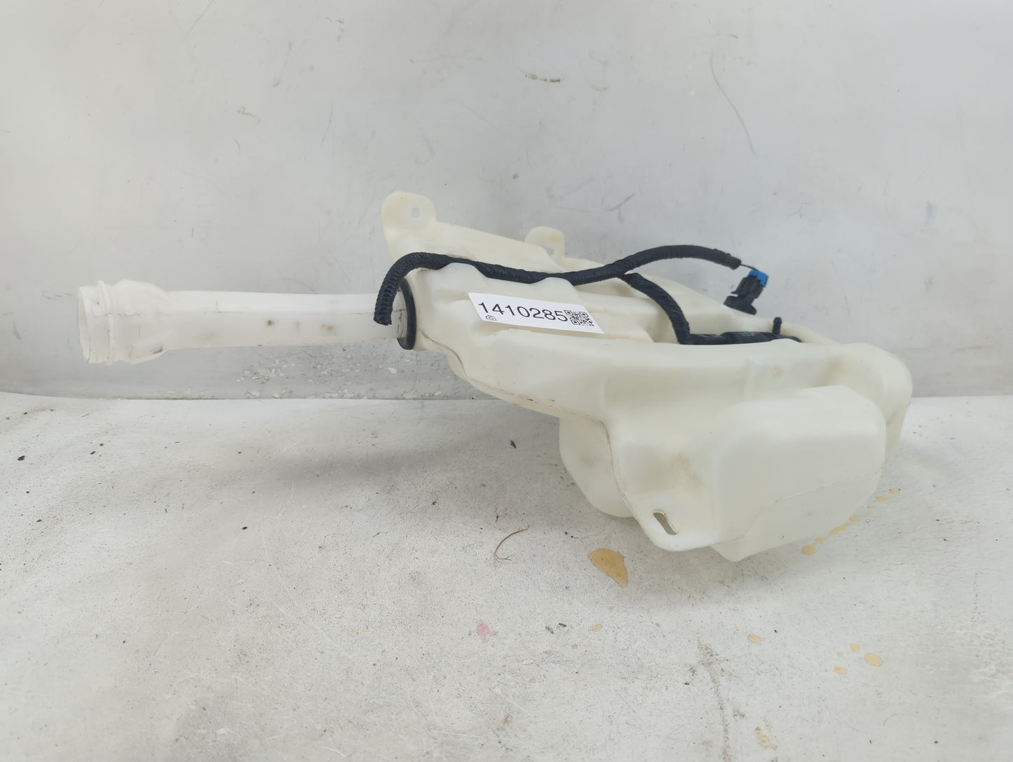 2013-2016 Chevrolet Malibu Windshield Washer Fluid Reservoir Bottle Oem - Oemusedautoparts1.com