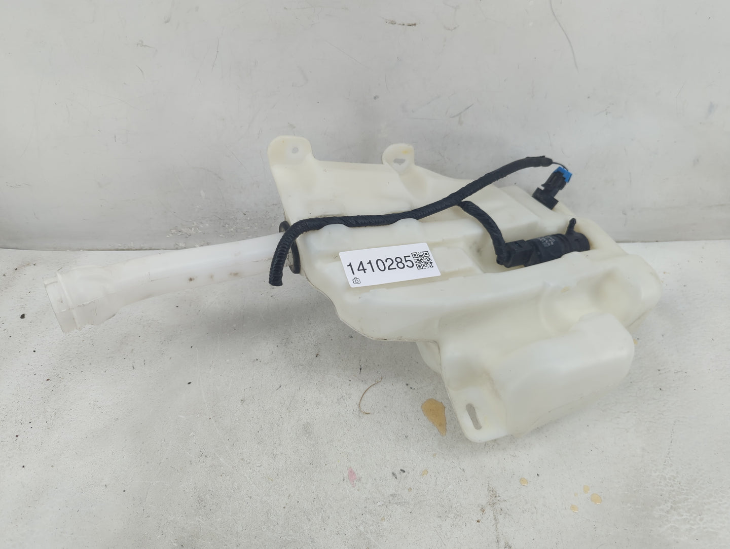 2013-2016 Chevrolet Malibu Windshield Washer Fluid Reservoir Bottle Oem - Oemusedautoparts1.com
