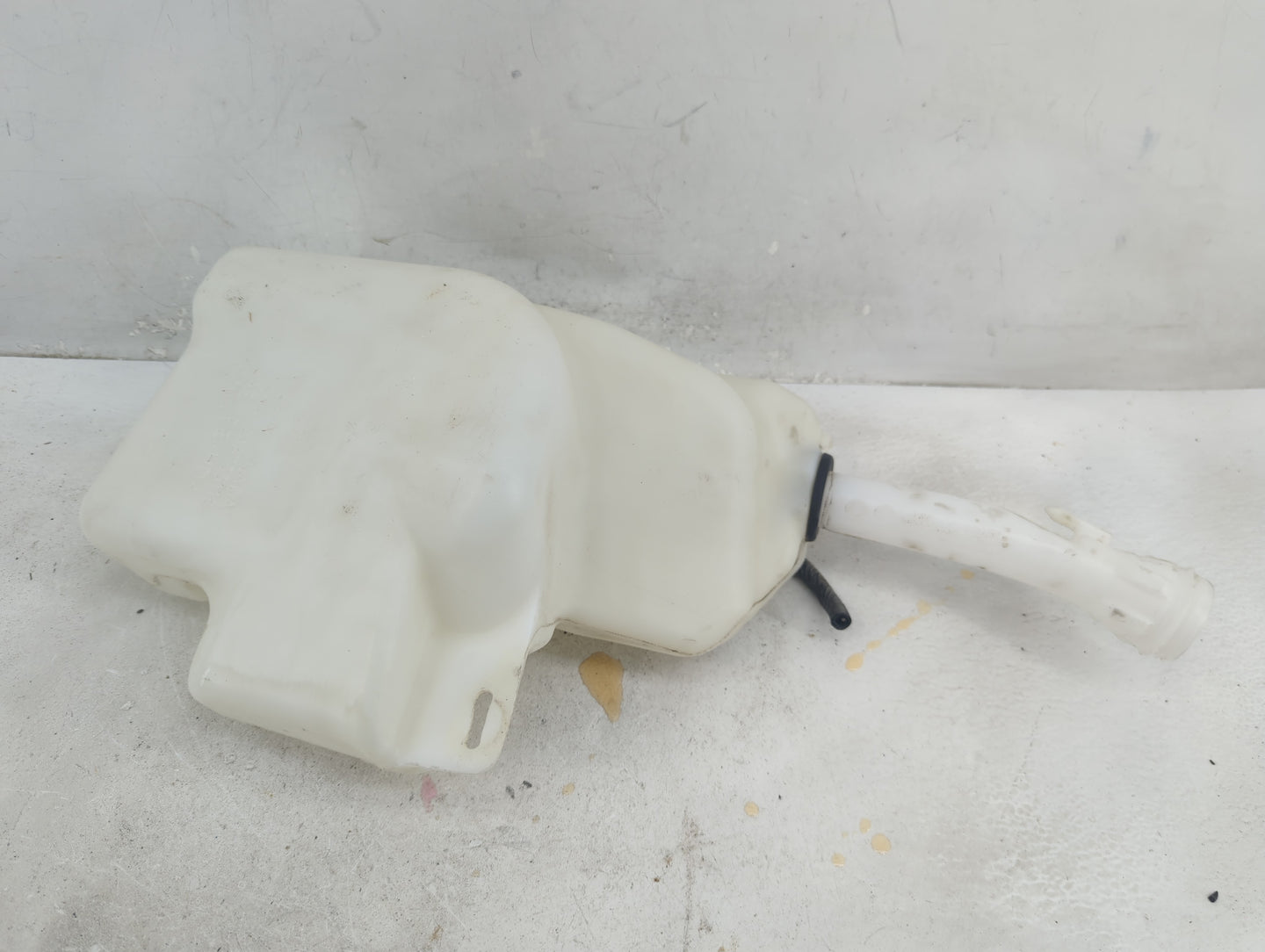 2013-2016 Chevrolet Malibu Windshield Washer Fluid Reservoir Bottle Oem - Oemusedautoparts1.com