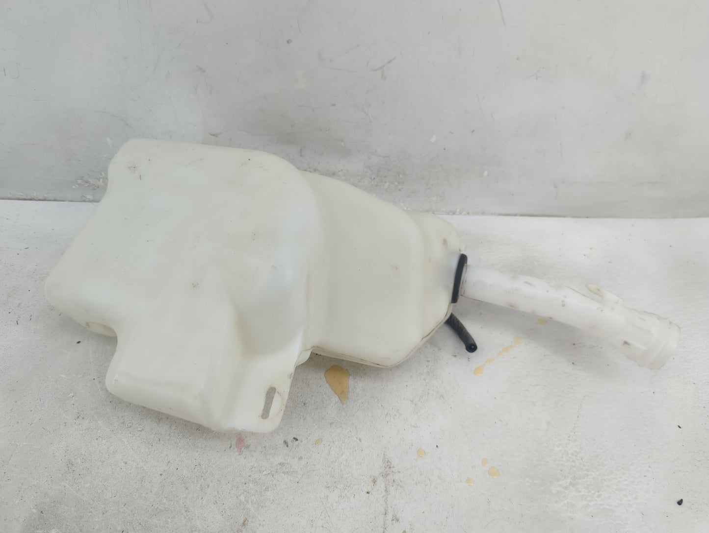 2013-2016 Chevrolet Malibu Windshield Washer Fluid Reservoir Bottle Oem - Oemusedautoparts1.com