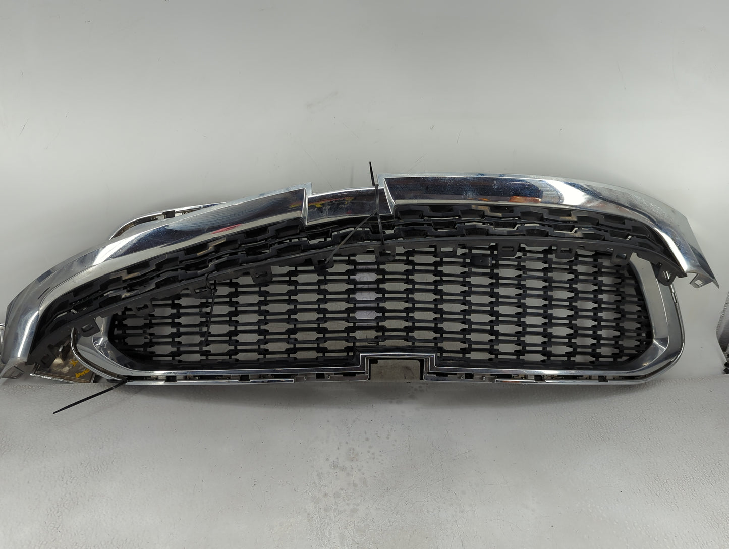 2014-2016 Chevrolet Malibu Front Grille Bumper Not Included - Oemusedautoparts1.com