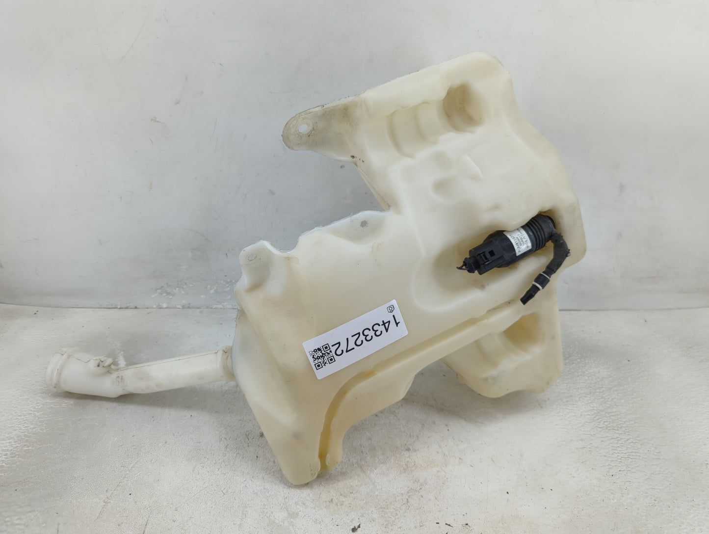 2016-2016 Chevrolet Malibu Windshield Washer Fluid Reservoir Bottle Oem - Oemusedautoparts1.com