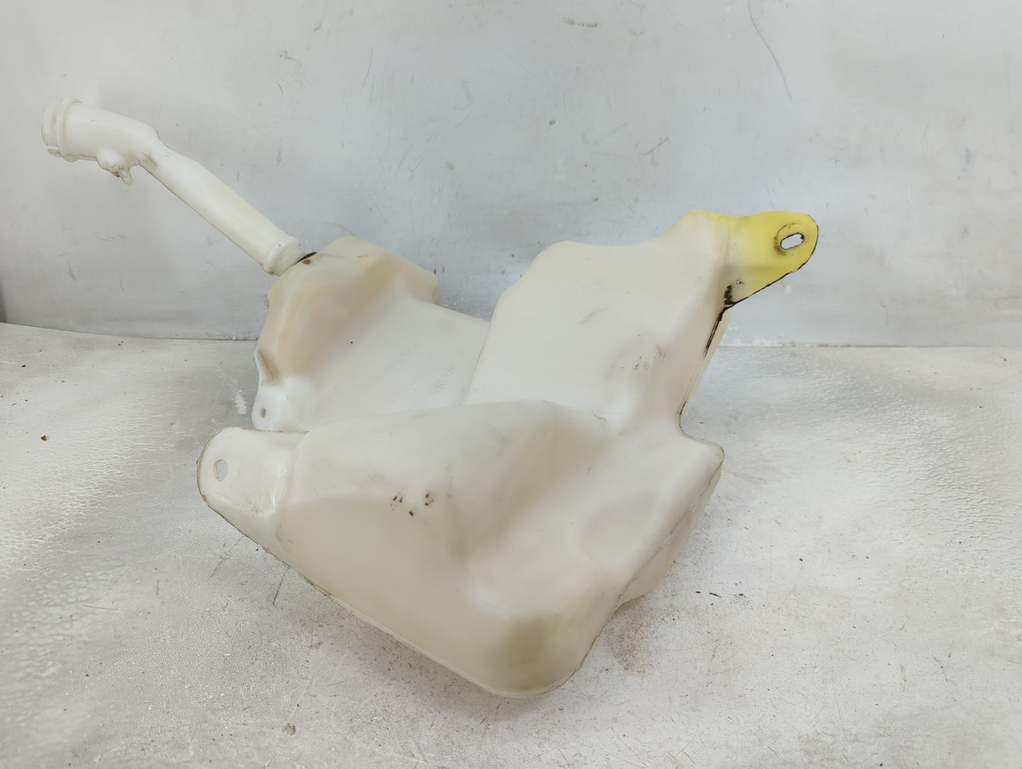 2016-2016 Chevrolet Malibu Windshield Washer Fluid Reservoir Bottle Oem - Oemusedautoparts1.com