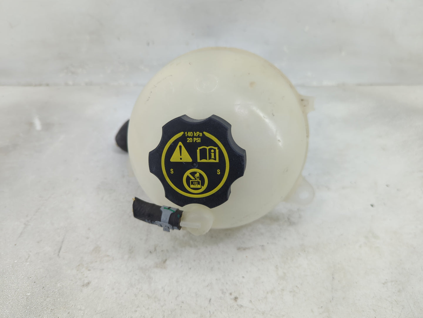 2016 Chevrolet Malibu Radiator Coolant Overflow Expansion Tank Bottle 1433349 - Oemusedautoparts1.com