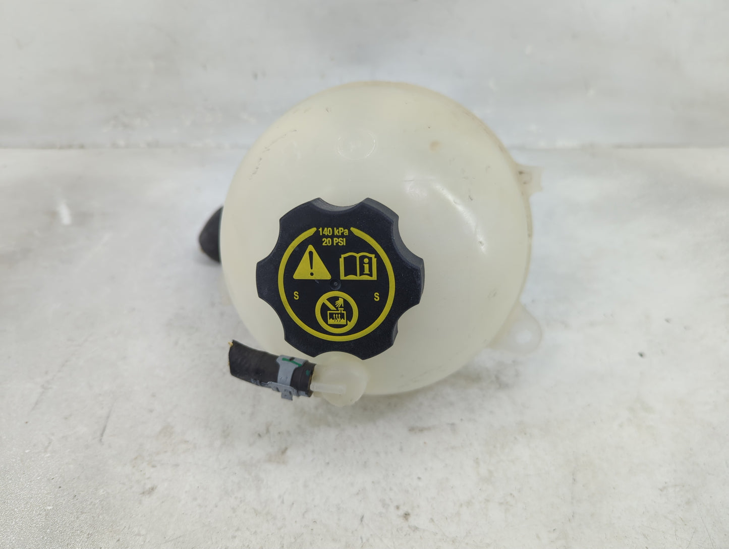 2016 Chevrolet Malibu Radiator Coolant Overflow Expansion Tank Bottle 1433349 - Oemusedautoparts1.com