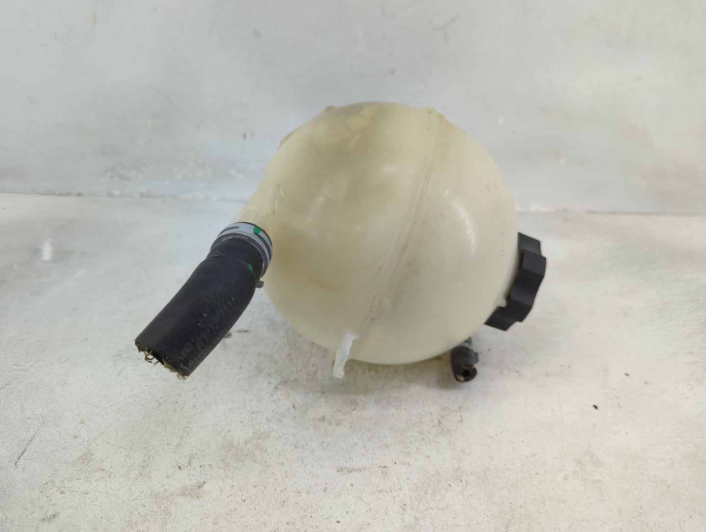 2016 Chevrolet Malibu Radiator Coolant Overflow Expansion Tank Bottle 1433349 - Oemusedautoparts1.com