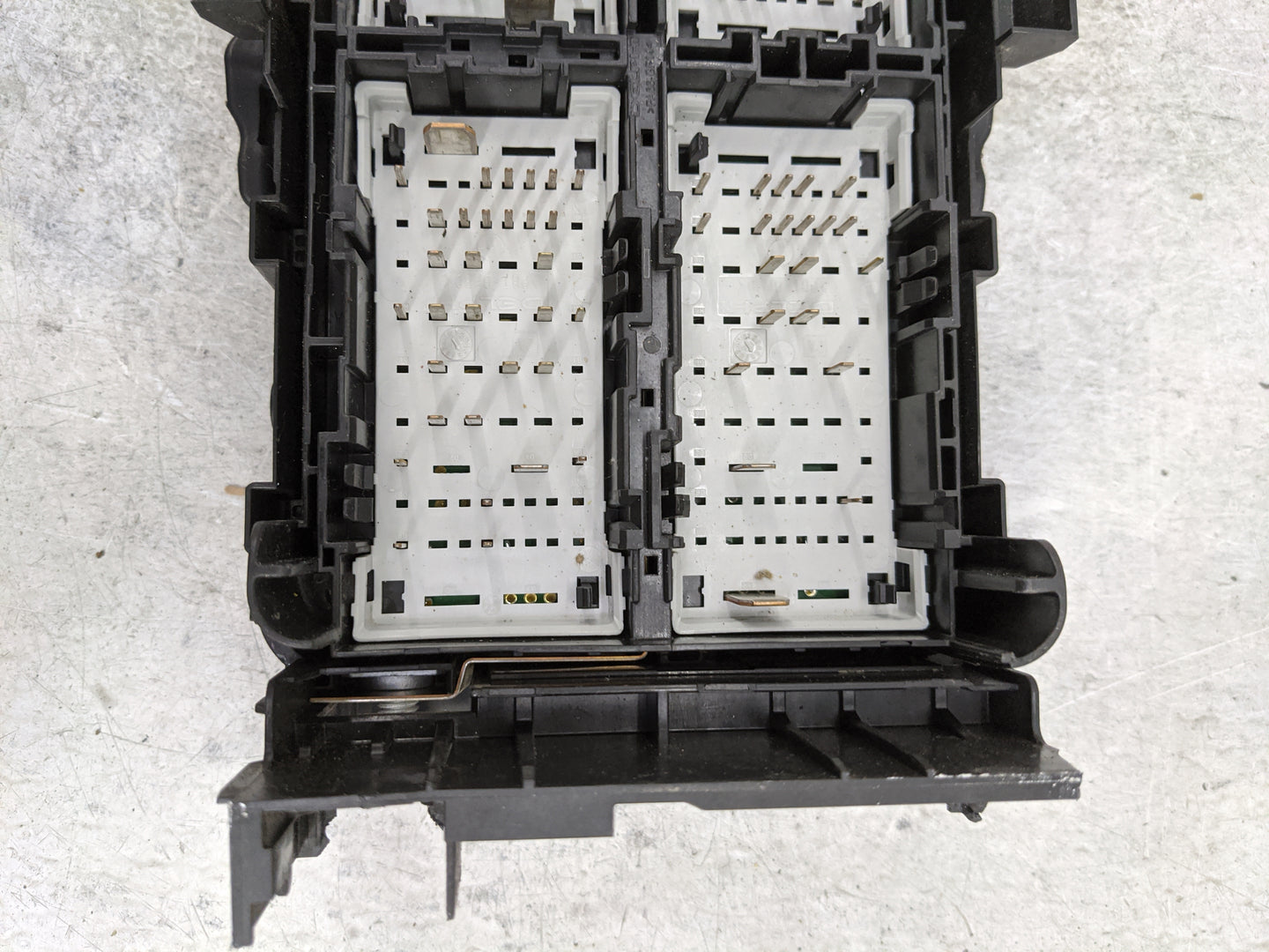 2016-2017 Chevrolet Malibu Fusebox Fuse Box Panel Relay Module P/N:84141636 Fits Fits 2016 2017 OEM Used Auto Parts - Oemuse