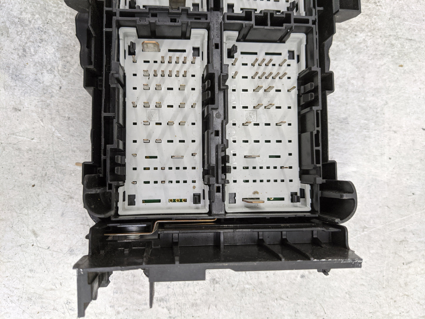 2016-2017 Chevrolet Malibu Fusebox Fuse Box Panel Relay Module P/N:84141636 Fits Fits 2016 2017 OEM Used Auto Parts - Oemuse