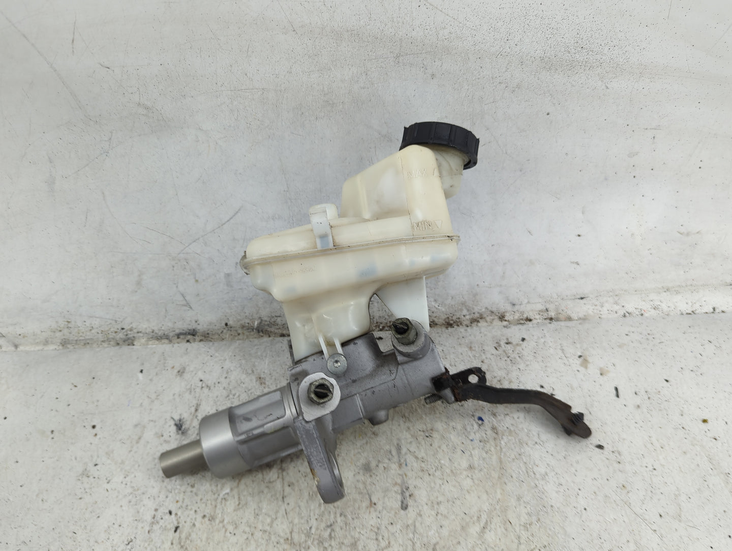 2013-2016 Chevrolet Malibu Brake Master Cylinder 1490425 - Oemusedautoparts1.com