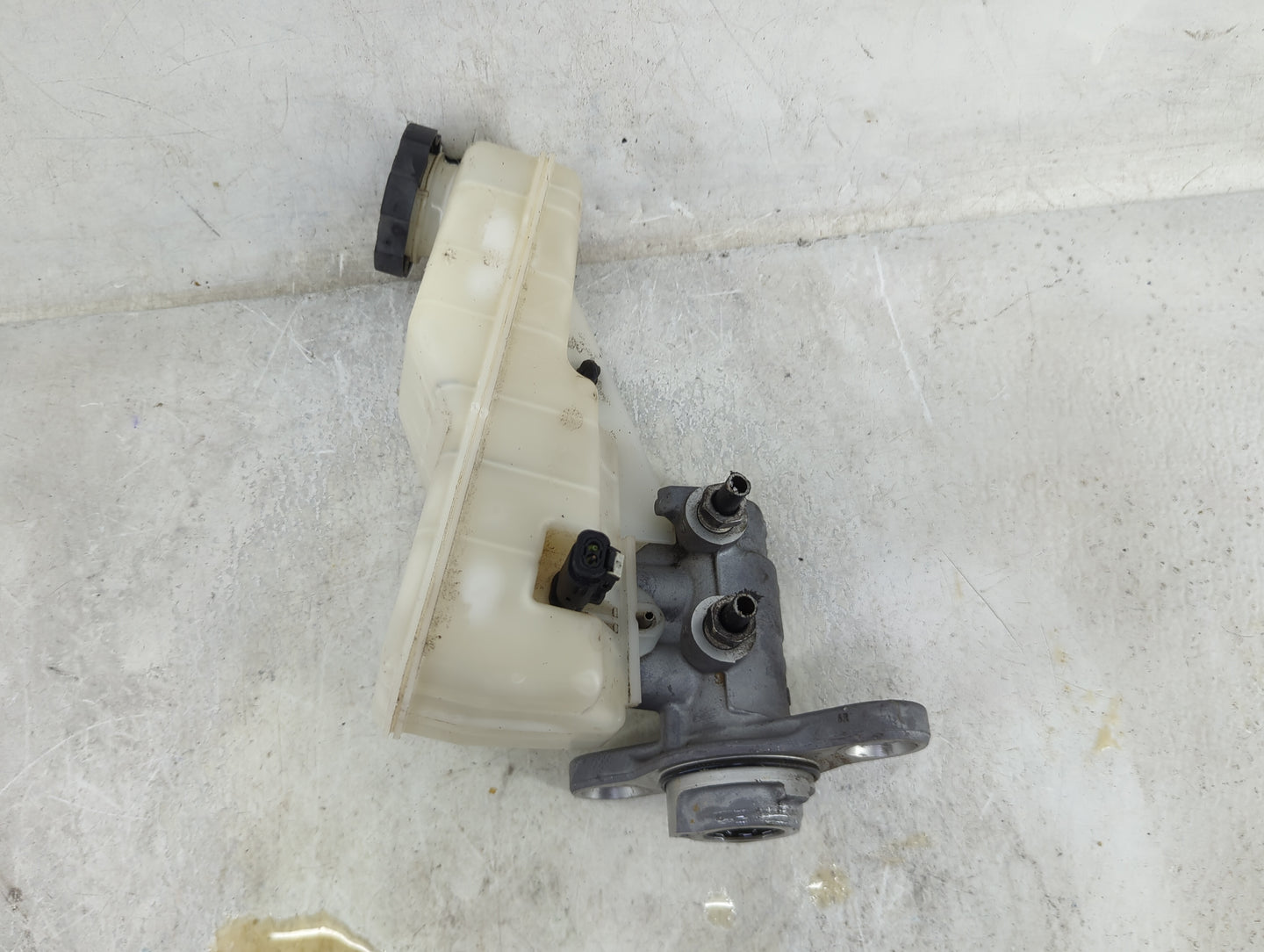 2016-2021 Chevrolet Malibu Brake Master Cylinder 1490508 - Oemusedautoparts1.com