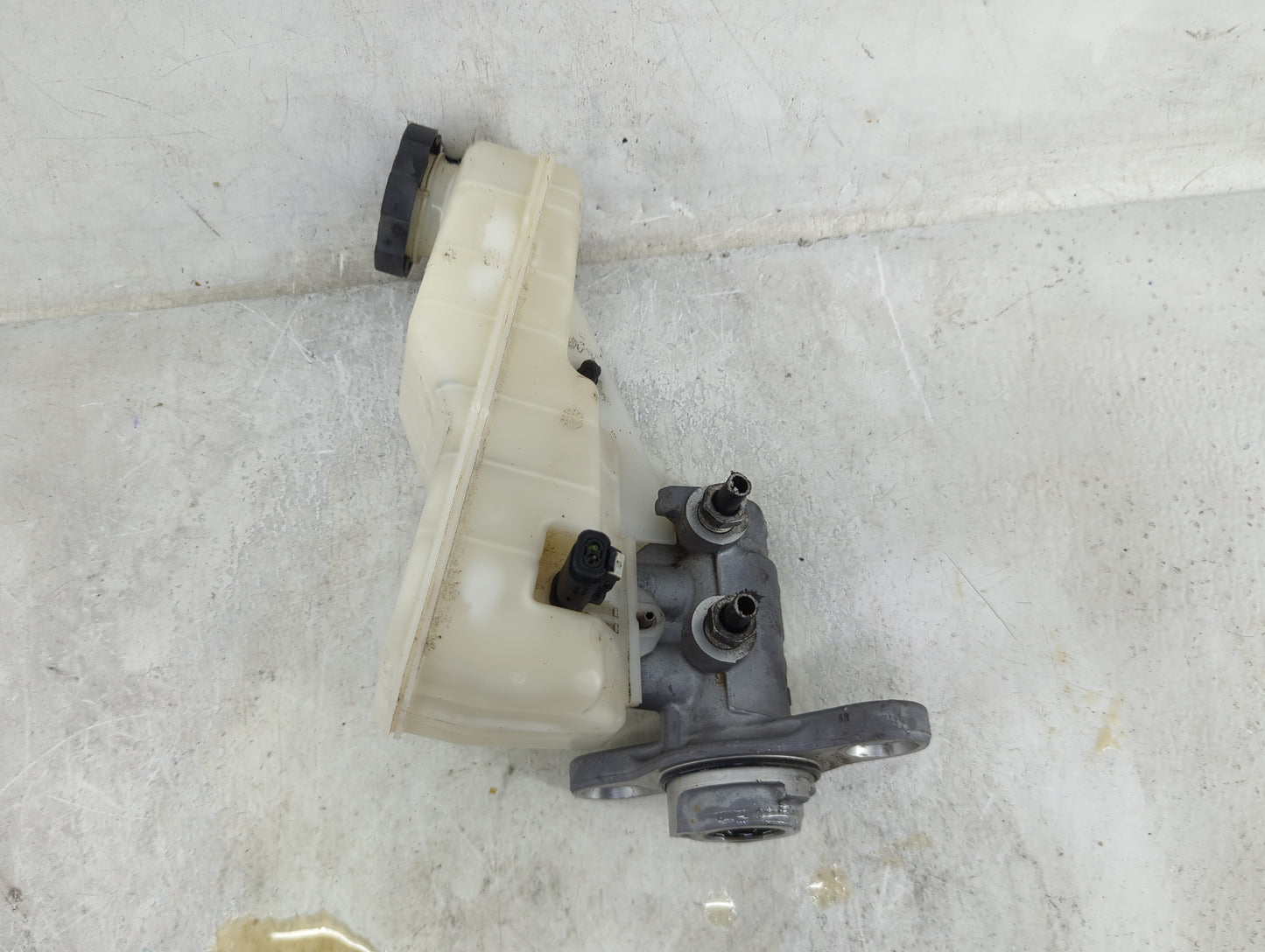 2016-2021 Chevrolet Malibu Brake Master Cylinder 1490508 - Oemusedautoparts1.com