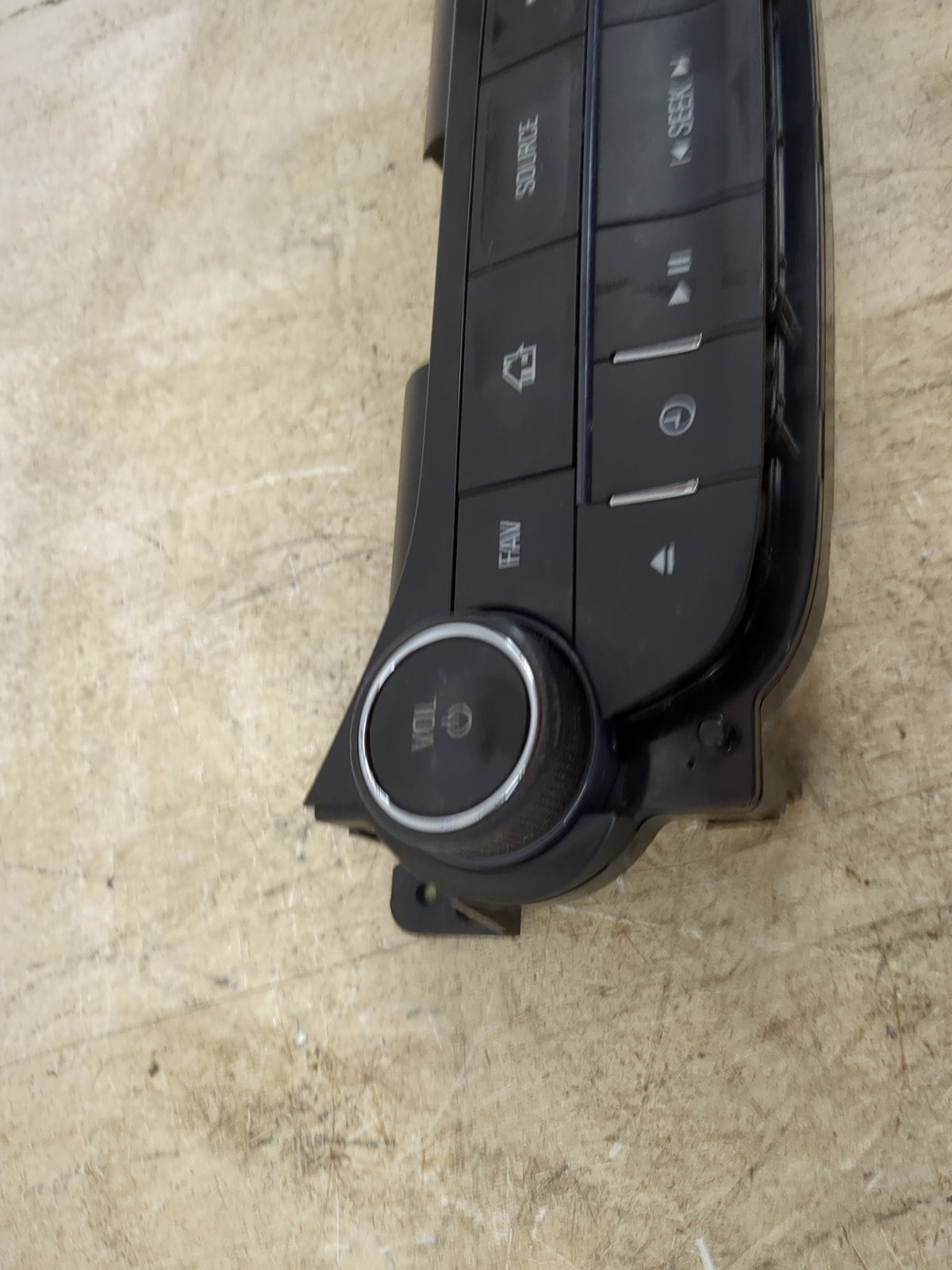 2014-2016 Chevrolet Malibu Radio Control Panel Black 1520366 - Oemusedautoparts1.com