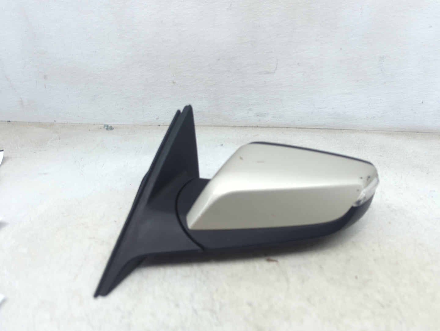 2016-2018 Chevrolet Malibu Driver Side View Mirror - Left Door Mirror OEM Used - Oemusedautoparts1.com