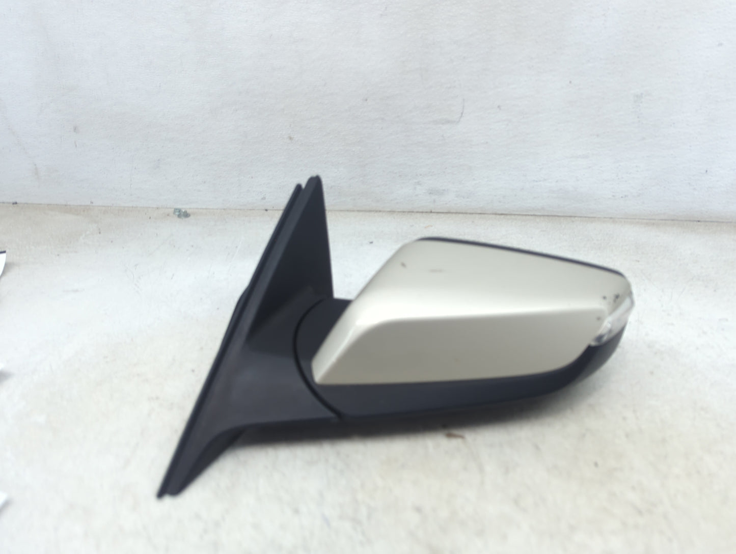 2016-2018 Chevrolet Malibu Driver Side View Mirror - Left Door Mirror OEM Used - Oemusedautoparts1.com