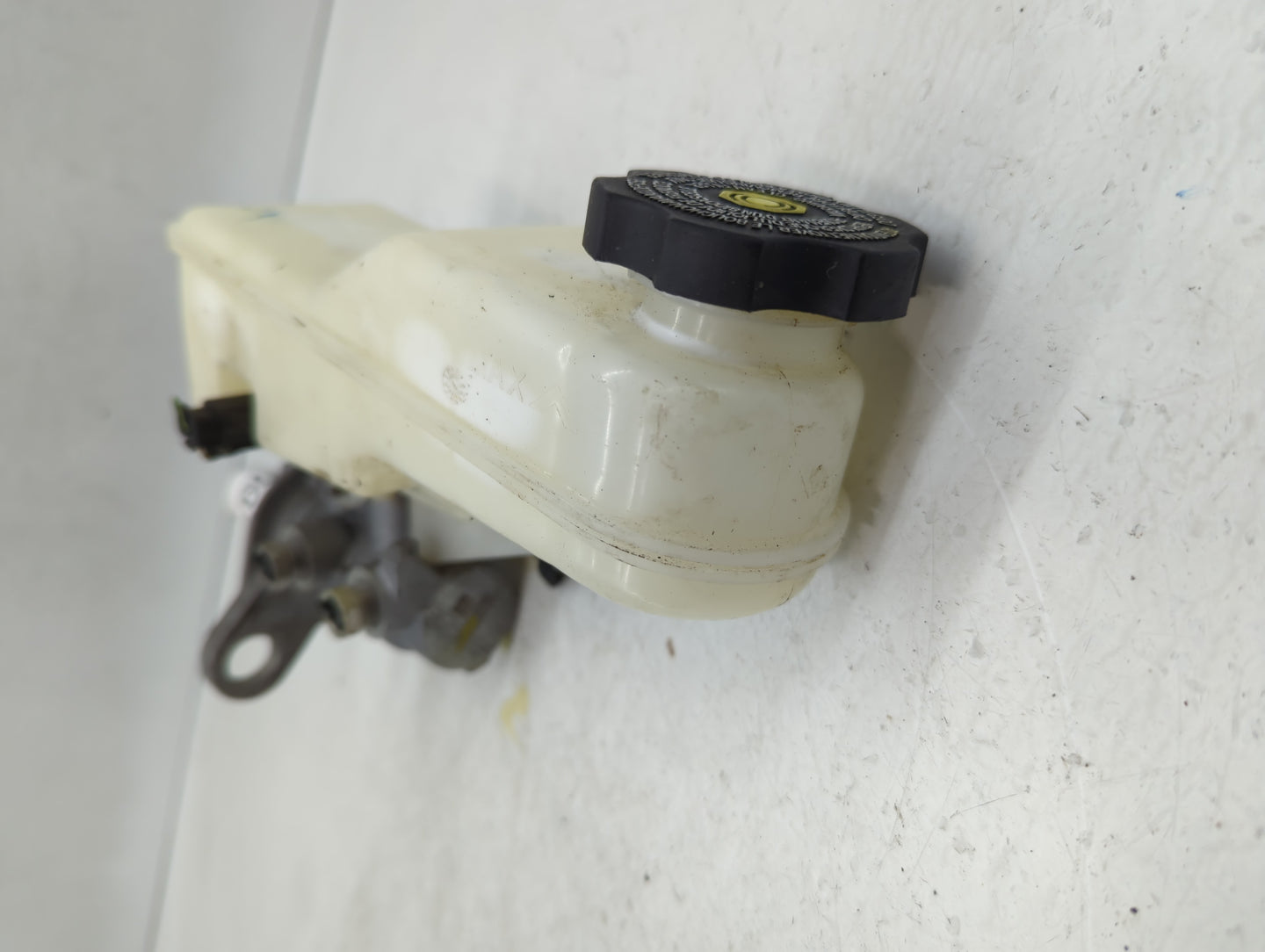 2016-2021 Chevrolet Malibu Brake Master Cylinder - Oemusedautoparts1.com