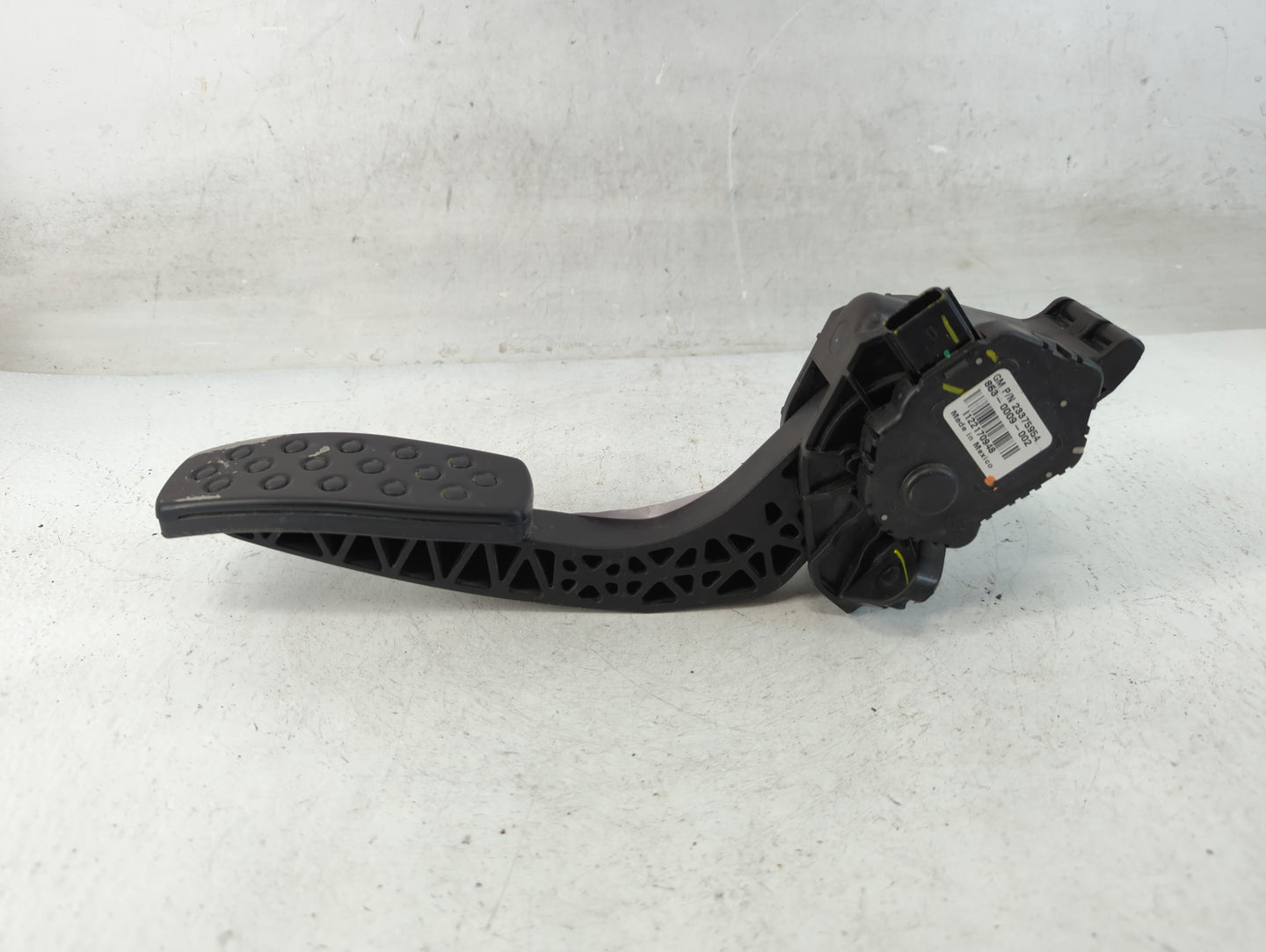 2016 Chevrolet Malibu ACCELERATOR GAS THROTTLE PEDAL WITH SENSOR - Oemusedautoparts1.com