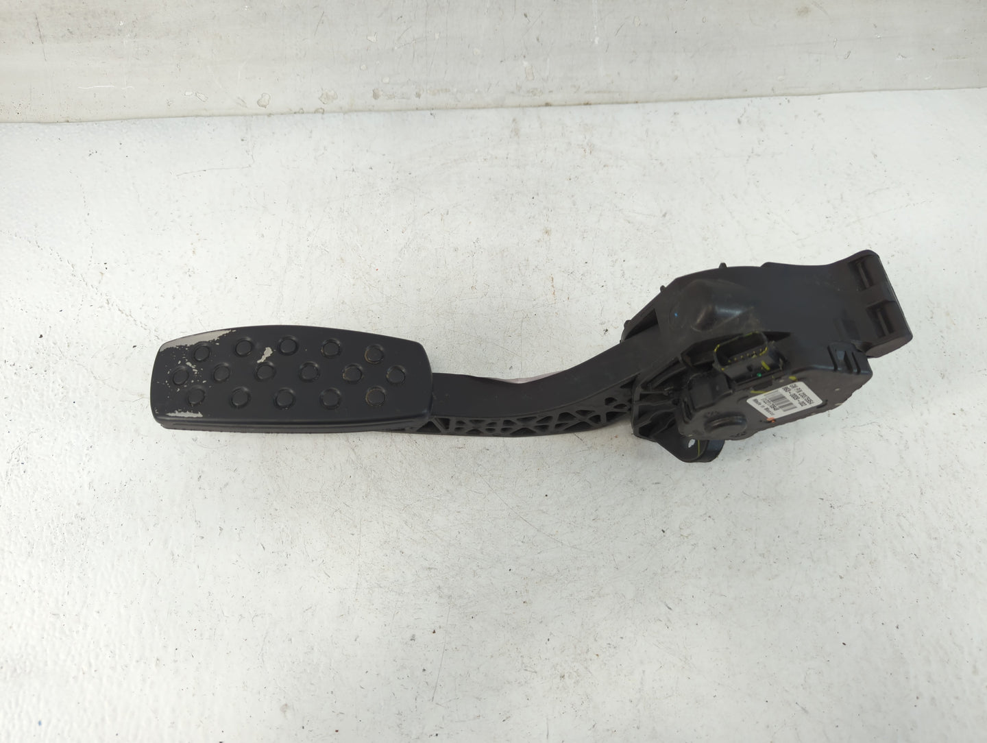 2016 Chevrolet Malibu ACCELERATOR GAS THROTTLE PEDAL WITH SENSOR - Oemusedautoparts1.com