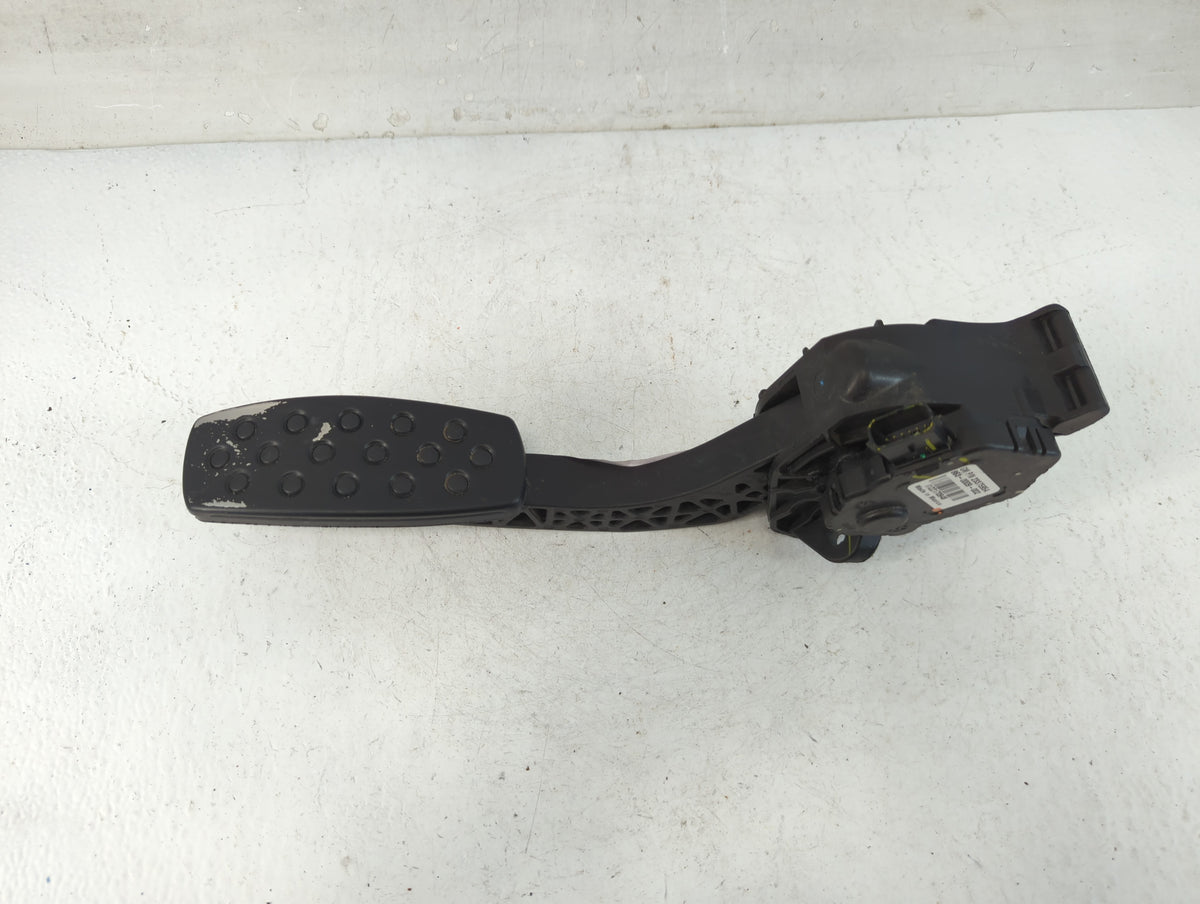 2016 Chevrolet Malibu ACCELERATOR GAS THROTTLE PEDAL WITH SENSOR - Oemusedautoparts1.com