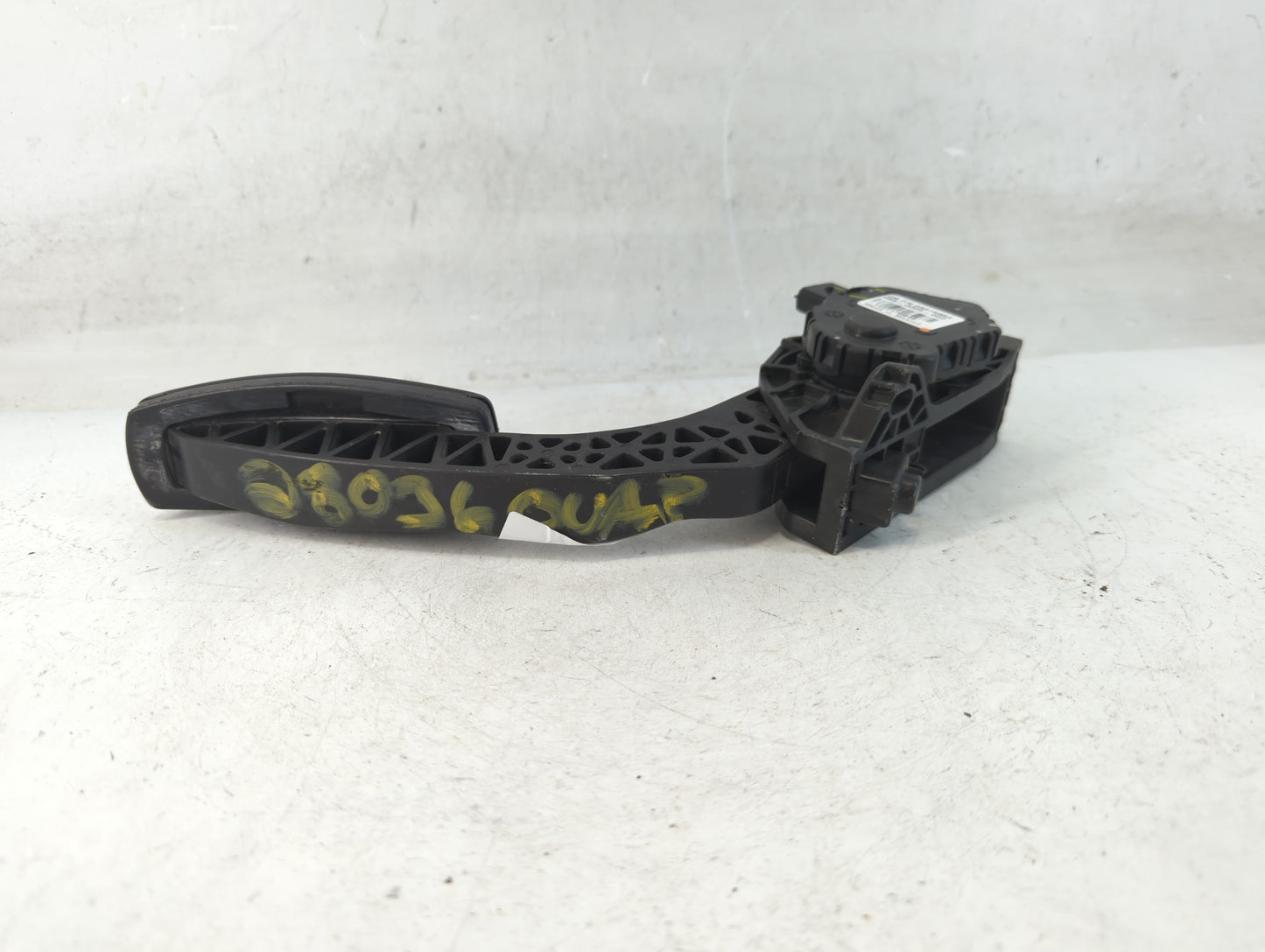 2016 Chevrolet Malibu ACCELERATOR GAS THROTTLE PEDAL WITH SENSOR - Oemusedautoparts1.com