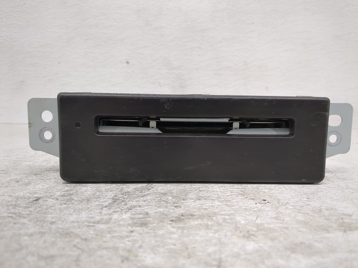2016 Chevrolet Silverado 1500 Radio AM FM Cd Player Receiver Replacement P/N:84016435 Fits OEM Used Auto Parts - Oemusedauto