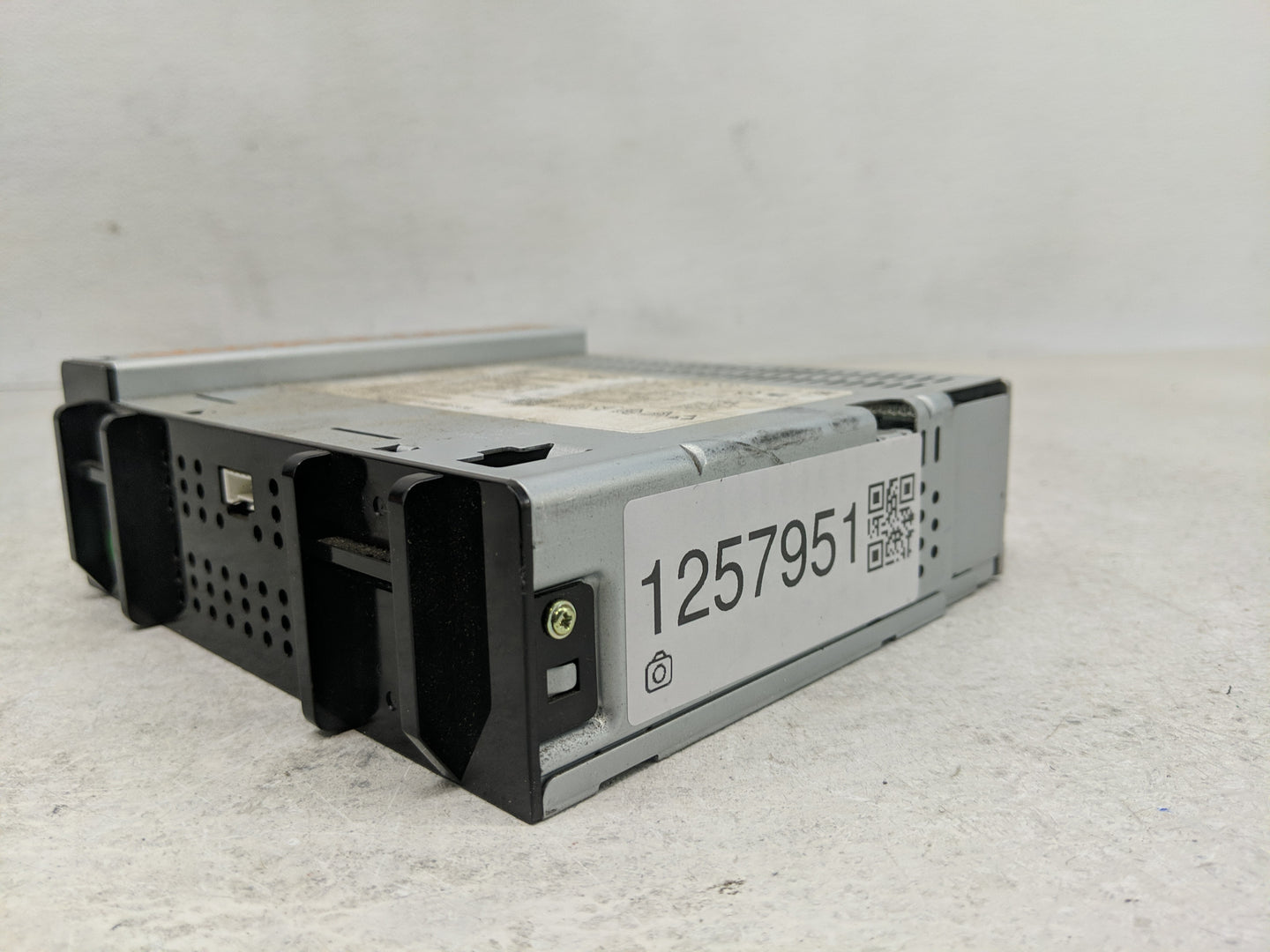 2016 Chevrolet Silverado 1500 Radio AM FM Cd Player Receiver Replacement P/N:42473827 Fits OEM Used Auto Parts - Oemusedauto