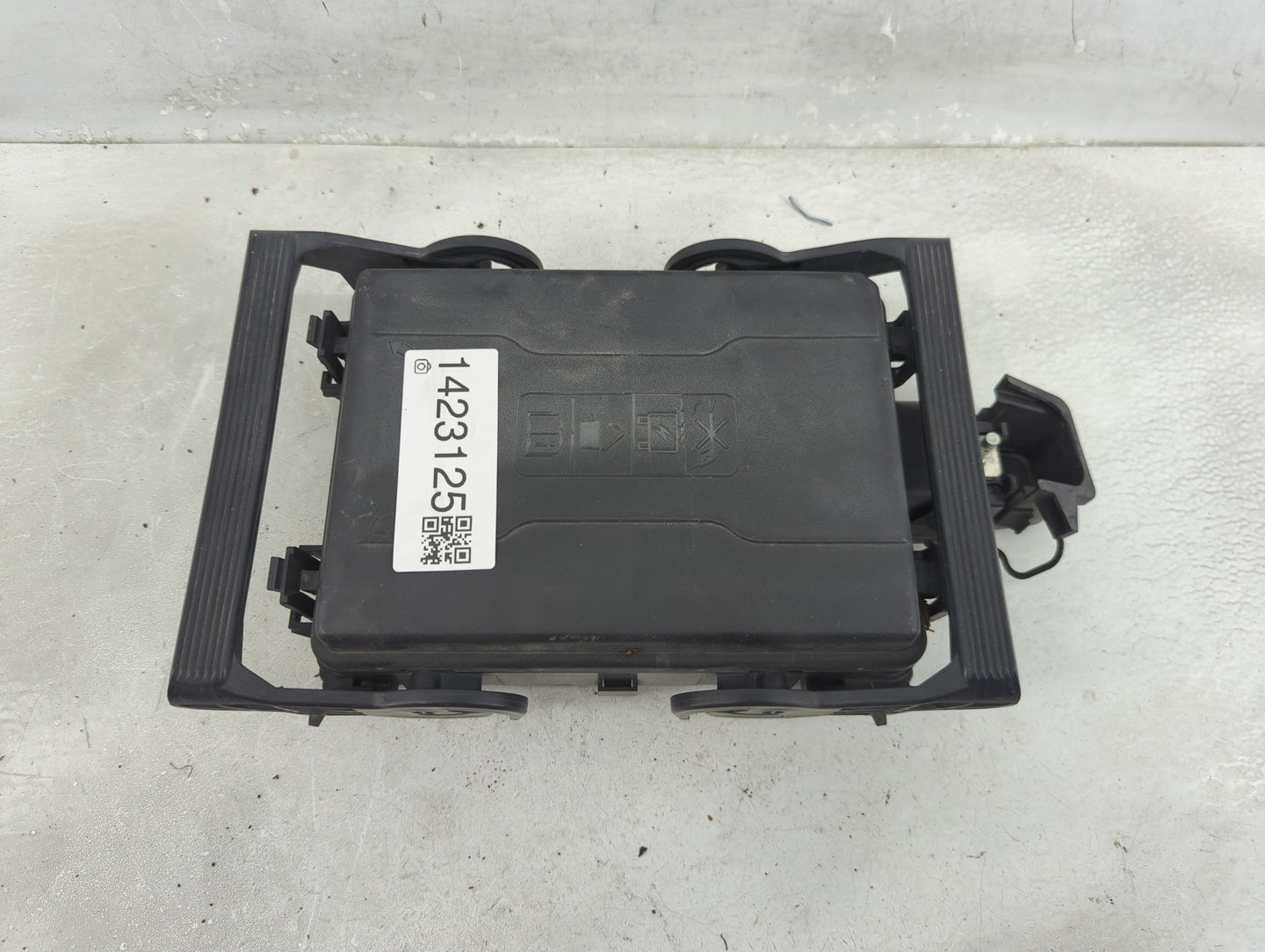 2016-2018 Chevrolet Silverado 1500 Fusebox Fuse Box Panel Relay Module P/N:23387797 01 Fits Fits 2016 2017 2018 OEM Used Aut