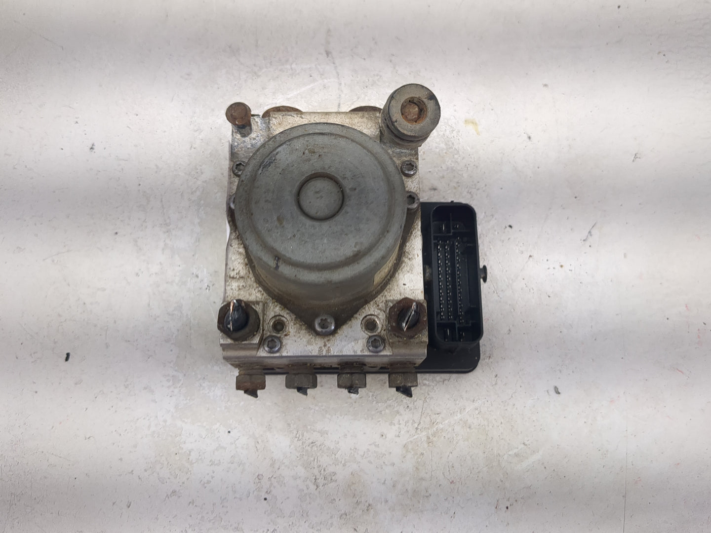 2016 Chevrolet Silverado 1500 ABS Pump Control Module Replacement P/N:23388971 23388991, 8611207, 122505659 Fits Fits 2017 2