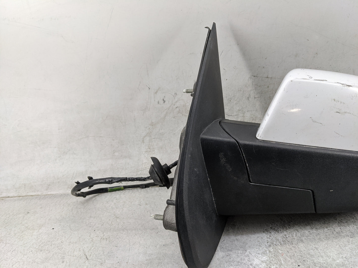 2014-2019 Chevrolet Silverado 1500 Driver Side View Mirror - Left Door Mirror OEM Used - Oemusedautoparts1.com