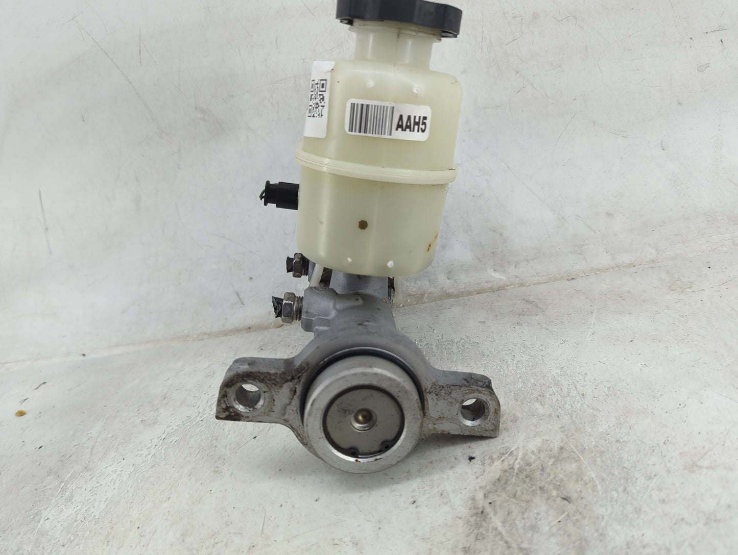 2014-2019 Chevrolet Silverado 1500 Brake Master Cylinder 1490786 - Oemusedautoparts1.com