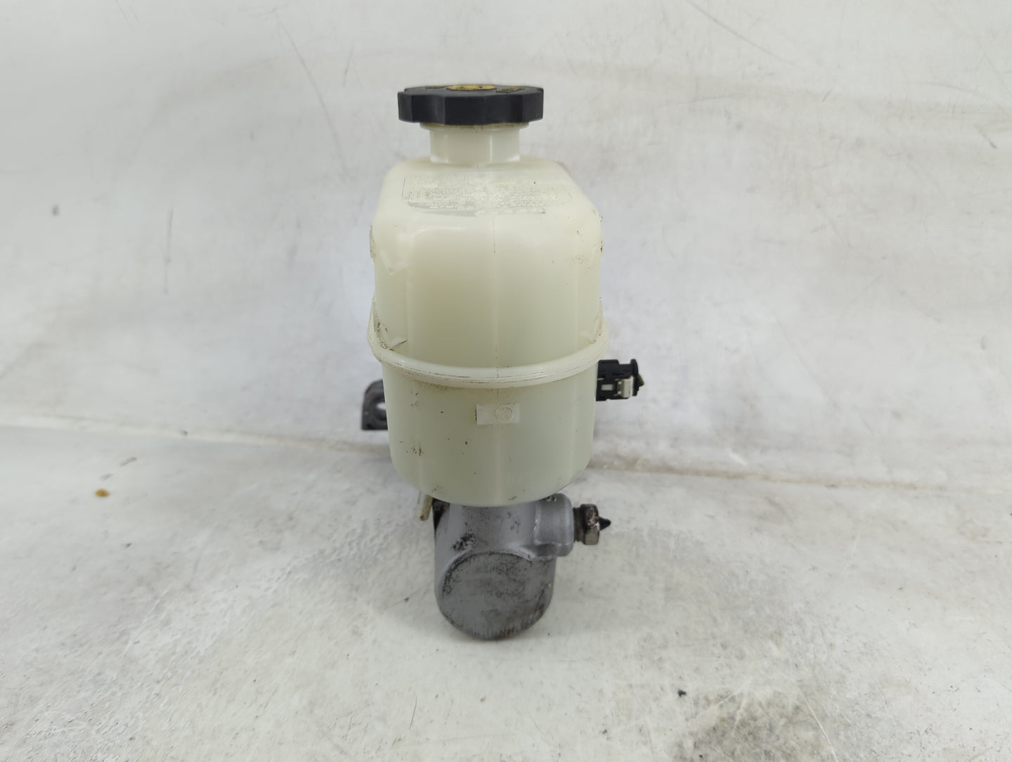 2014-2019 Chevrolet Silverado 1500 Brake Master Cylinder 1490786 - Oemusedautoparts1.com