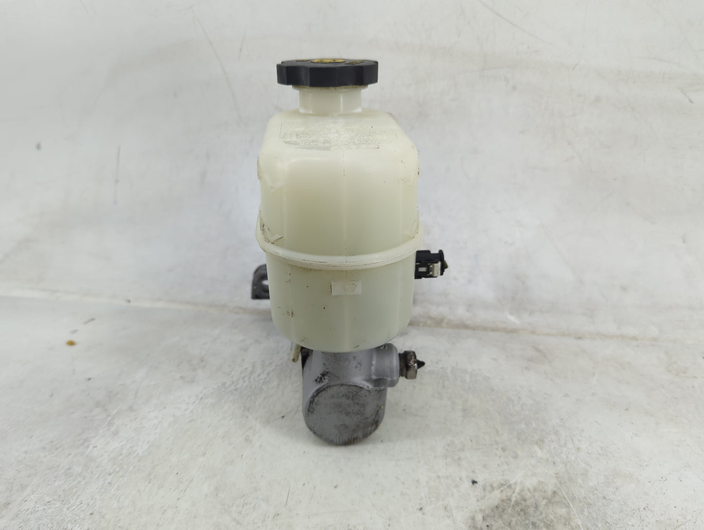 2014-2019 Chevrolet Silverado 1500 Brake Master Cylinder 1490786 - Oemusedautoparts1.com