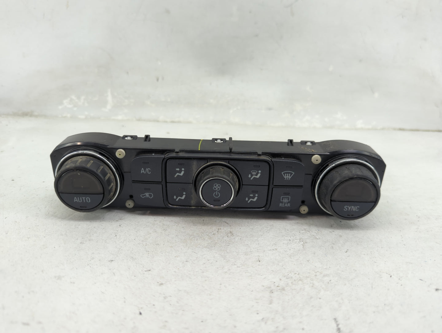 2016 Chevrolet Silverado 3500 Climate Control Module Temperature AC/Heater Replacement P/N:23486614 Fits OEM Used Auto Parts