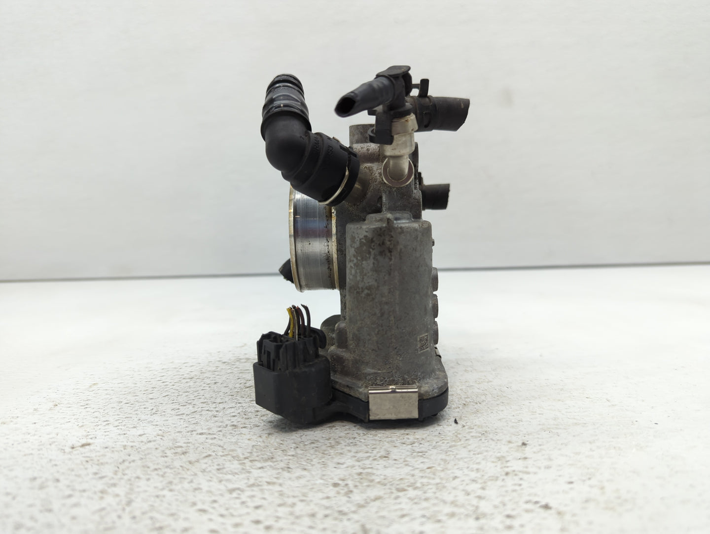 2012-2018 Chevrolet Sonic Throttle Body P/N:55 577 375 Fits Fits 2009 2010 2011 2012 2013 2014 2015 2016 2017 2018 OEM Used 