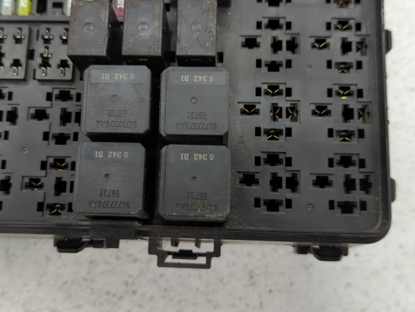 2014-2016 Chevrolet Sonic Fusebox Fuse Box Panel Relay Module P/N:P68304824AD Fits Fits 2014 2015 2016 OEM Used Auto Parts -